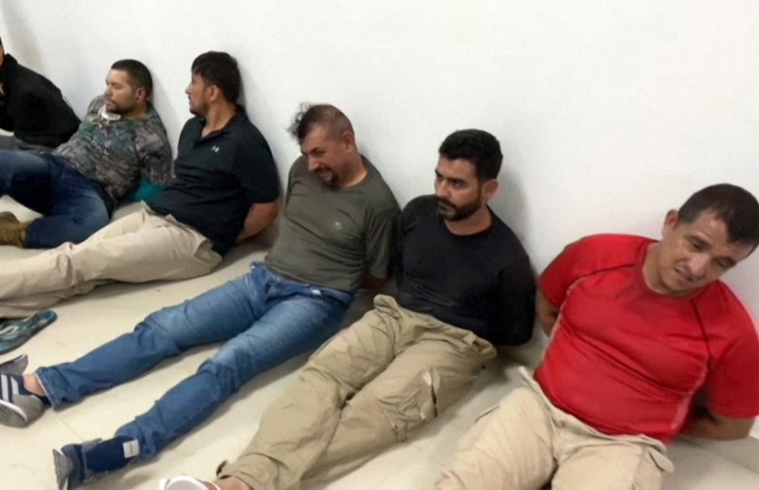 ހައިޓީގެ ރައީސް މޮއިސް އަވަހާރަކޮށްލުމުގެ ތުހުމަތުގައި ހައްޔަރުކޮށްފައިވާ ބައެއް މީހުން. --ފޮޓޯ:އޭއެފްޕީ