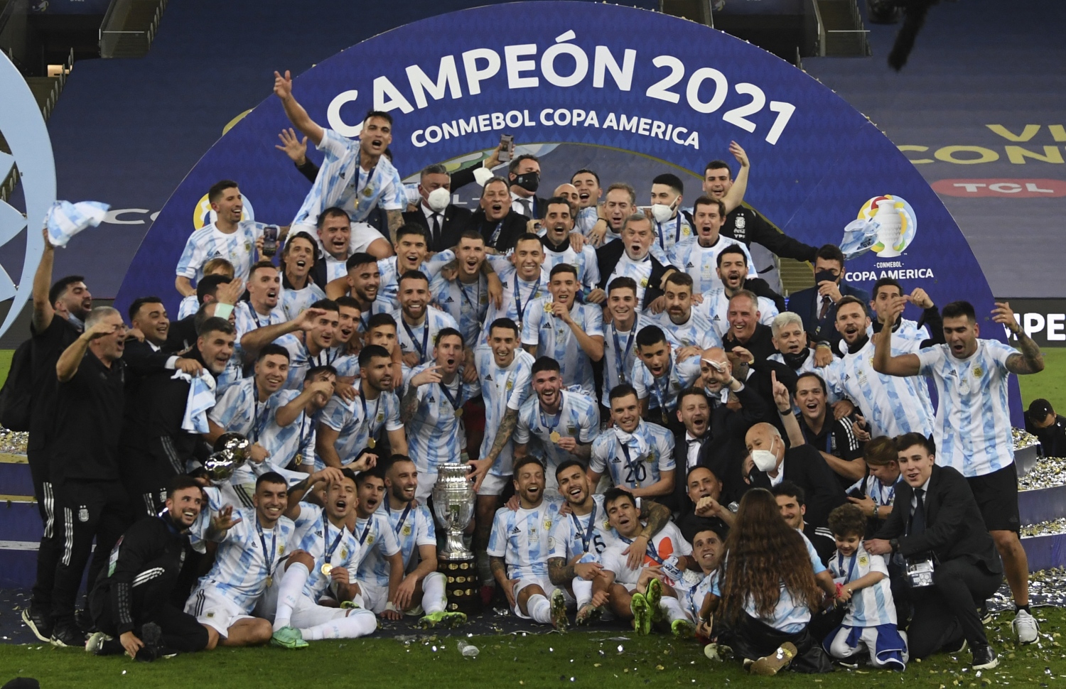 ކޮޕާ އެމެރިކާގެ ކާމިޔާބަށް ފަހު އާޖެންޓީނާގެ ކުޅުންތެރިން އުފާފާޅު ކުރަނީ --- ފޮޓޯ: އޭއެފްޕީ