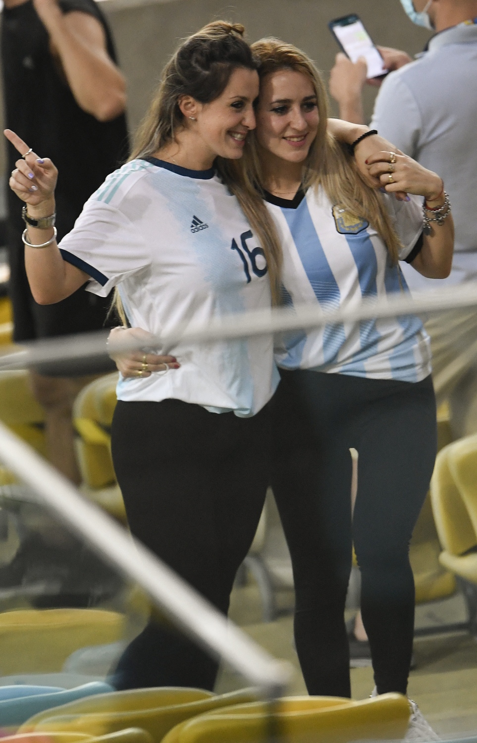 ރިއޯ ޑި ޖެނީރޯ - ޖުލައި 10، 2021: ކޮޕާ އެމެރިކާ ފުޓުބޯޅަ މުބާރާތުގެ ފައިނަލް މެޗުގައި އާޖެންޓީނާގެ ސަޕޯޓަރުން: ކޮޕާ އެމެރިކާގެ ޗެމްޕިއަންކަން އާޖެންޓީނާ އިން މި ހޯދީ 28 އަހަރަށް ފަހު. --ފޮޓޯ:އޭއެފްޕީ