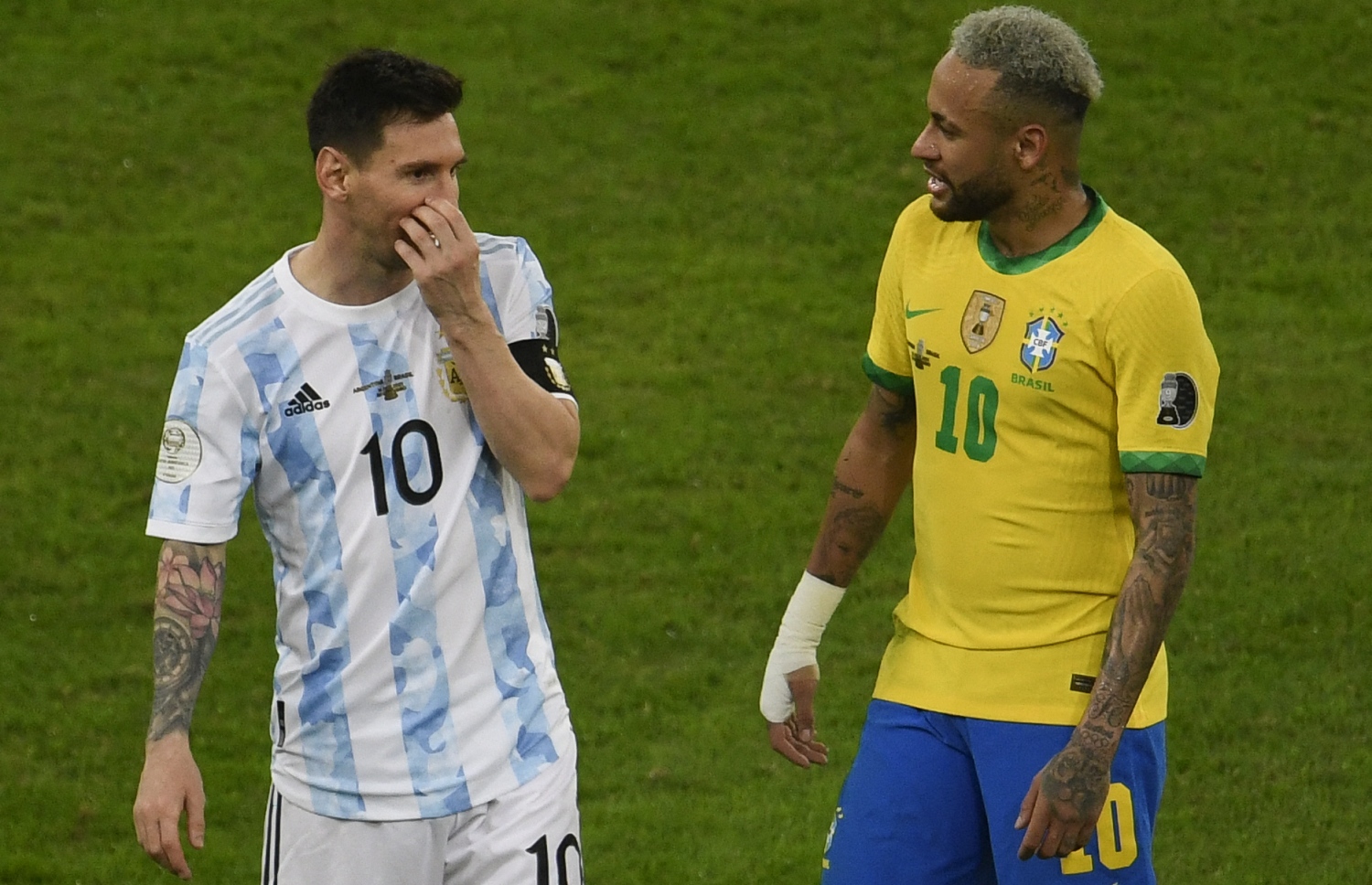 ރިއޯ ޑި ޖެނީރޯ - ޖުލައި 10، 2021: ކޮޕާ އެމެރިކާ ފުޓުބޯޅަ މުބާރާތުގެ ފައިނަލް މެޗަށް ފަހު އާޖެންޓީނާގެ ކެޕްޓަން ލިއޮނެލް މެސީ އާއި ބެރްޒިލްގެ ފޯވާޑް ނޭމާ ވާހަކަ ދައްކާލަނީ: ކޮޕާ އެމެރިކާގެ ޗެމްޕިއަންކަން އާޖެންޓީނާ އިން މި ހޯދީ 28 އަހަރަށް ފަހު. --ފޮޓޯ:އޭއެފްޕީ