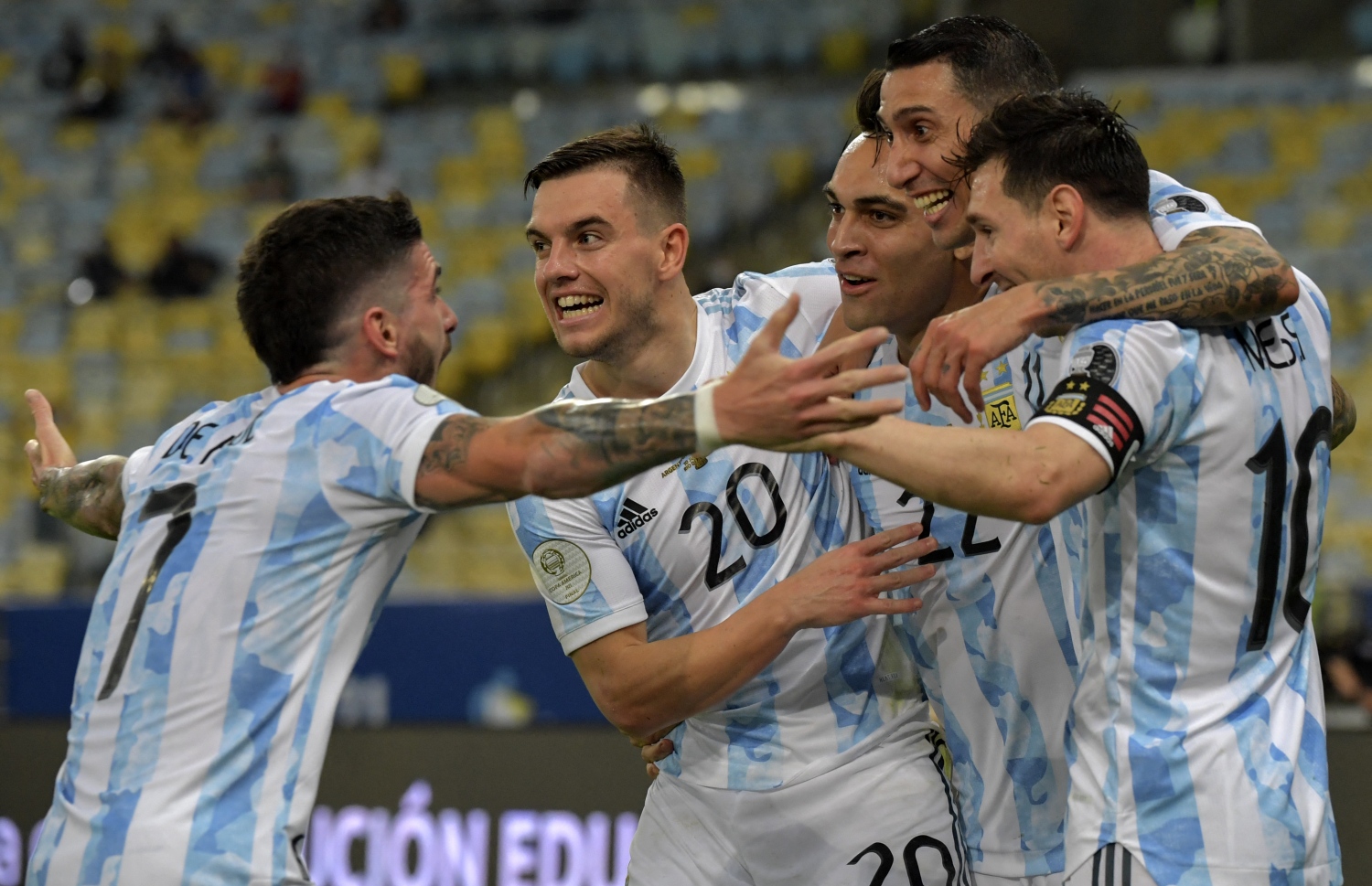 ރިއޯ ޑި ޖެނީރޯ - ޖުލައި 10، 2021: ކޮޕާ އެމެރިކާ ފައިނަލުގައި ބްރެޒިލް ކޮޅަށް ލަނޑު ޖެހުމަށް އާޖެންޓީނާ ކުޅުންތެރިން އުފާ ފާޅުކުރަނީ: ކޮޕާ އެމެރިކާގެ ޗެމްޕިއަންކަން އާޖެންޓީނާ އިން މި ހޯދީ 28 އަހަރަށް ފަހު. --ފޮޓޯ:އޭއެފްޕީ