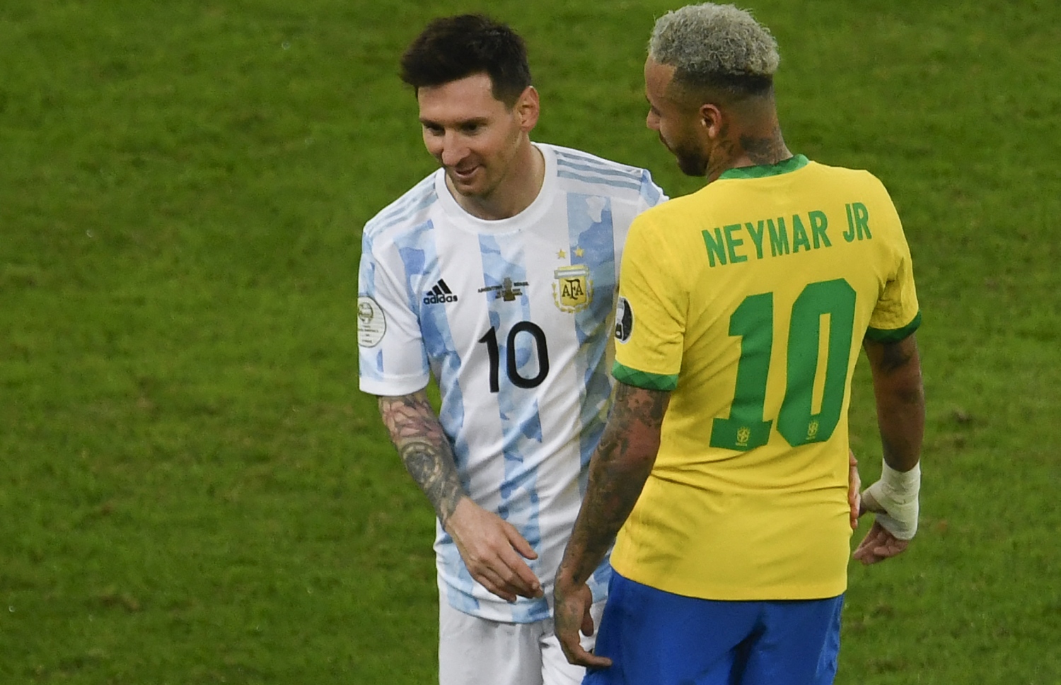 ރިއޯ ޑި ޖެނީރޯ - ޖުލައި 10، 2021: ކޮޕާ އެމެރިކާ ފުޓުބޯޅަ މުބާރާތުގެ ފައިނަލް މެޗަށް ފަހު އާޖެންޓީނާގެ ކެޕްޓަން ލިއޮނެލް މެސީ އާއި ބެރްޒިލްގެ ފޯވާޑް ނޭމާ ވާހަކަ ދައްކާލަނީ: ކޮޕާ އެމެރިކާގެ ޗެމްޕިއަންކަން އާޖެންޓީނާ އިން މި ހޯދީ 28 އަހަރަށް ފަހު. --ފޮޓޯ:އޭއެފްޕީ