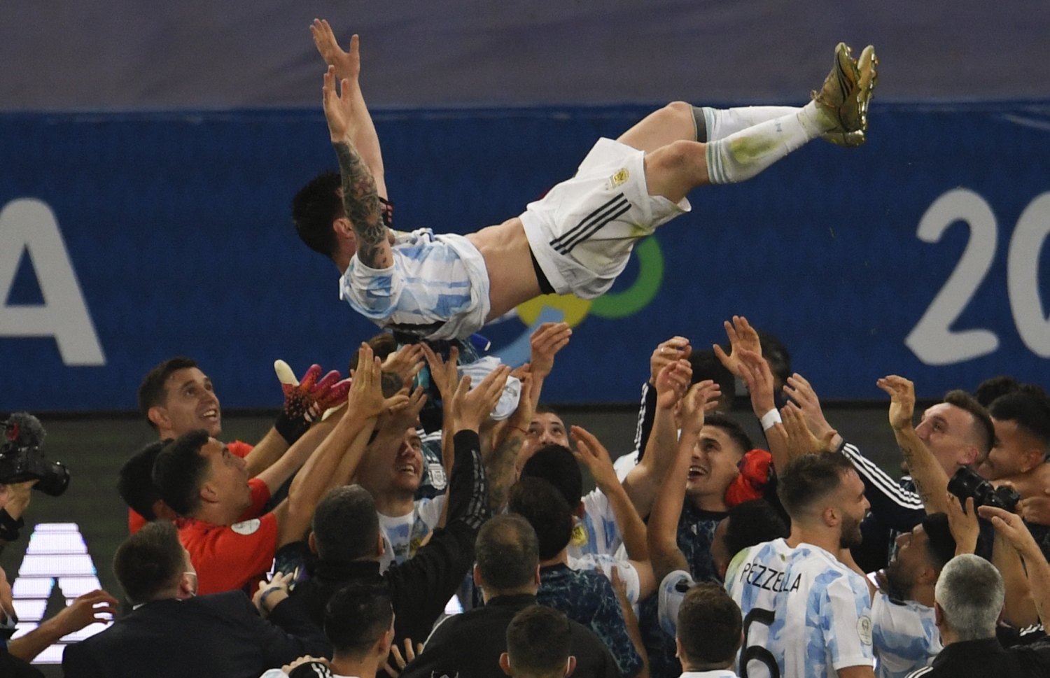 ރިއޯ ޑި ޖެނީރޯ - ޖުލައި 10، 2021: ކޮޕާ އެމެރިކާ ފުޓުބޯޅަ މުބާރާތުގެ ޗެމްޕިއަންކަން ހޯދުމަށް ފަހު އާޖެންޓީނާގެ ކުޅުންތެރިން ކެޕްޓަން ލިއޮނެލް މެސީ އުފުލާލަނީ: ކޮޕާ އެމެރިކާގެ ޗެމްޕިއަންކަން އާޖެންޓީނާ އިން މި ހޯދީ 28 އަހަރަށް ފަހު. --ފޮޓޯ:އޭއެފްޕީ