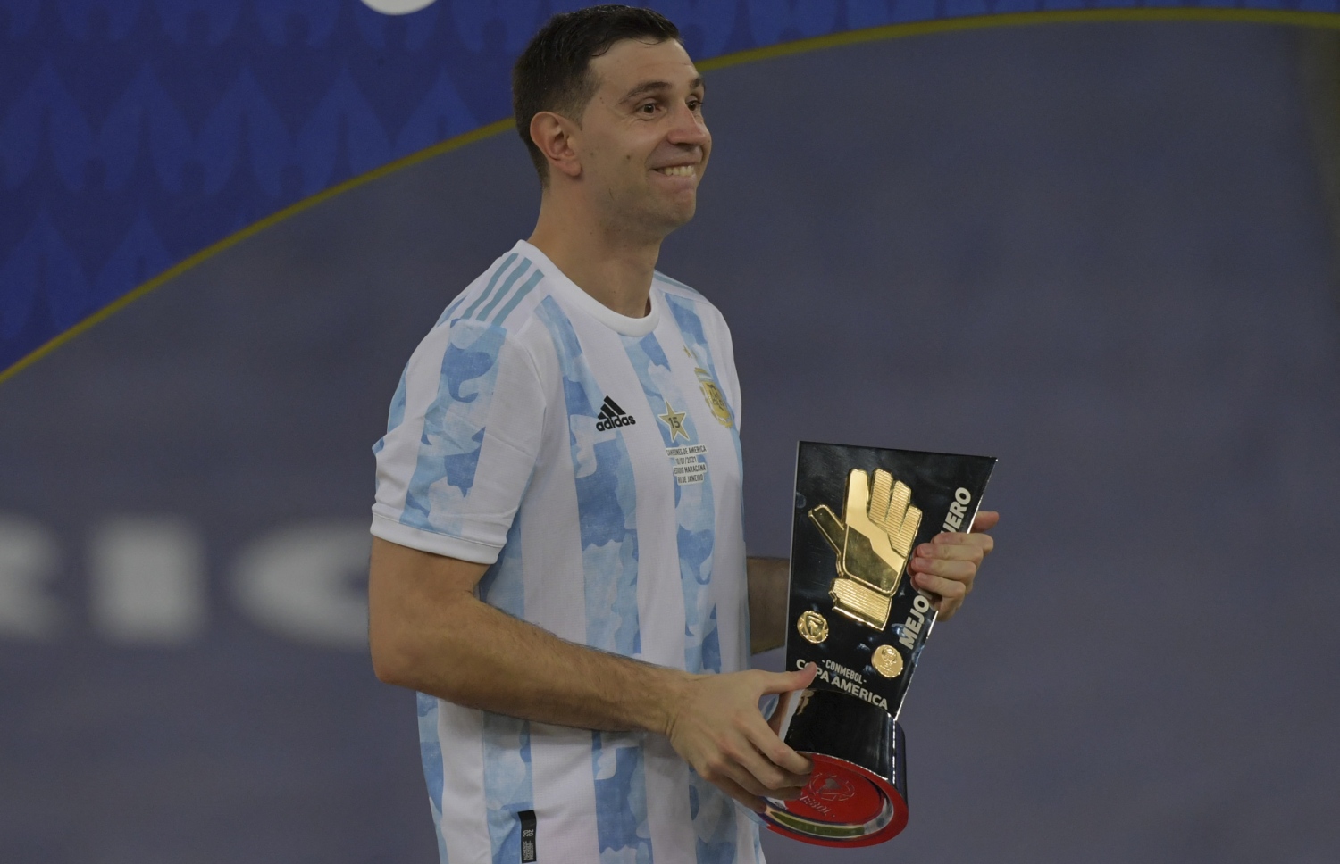 ރިއޯ ޑި ޖެނީރޯ - ޖުލައި 10، 2021: ކޮޕާ އެމެރިކާ ފުޓުބޯޅަ މުބާރާތުގެ އެންމެ މޮޅު ކީޕަރުގެ އެވޯޑާ އެކު އާޖެންޓީނާގެ ކީޕަރު މާޓިނޭޒް: ބްރެޒިލް އަތުން 1-0 އިން މޮޅުވެ އާޖެންޓީނާ ހޯދި ކާމިޔާބީއަކީ މެސީގެ ގައުމީ ޓީމުގެ 15 އަހަރުގެ ފުޓުބޯޅަ ކެރިއަރުގައި ލިބުނު ފުރަތަމަ ތަށި. --ފޮޓޯ:އޭއެފްޕީ