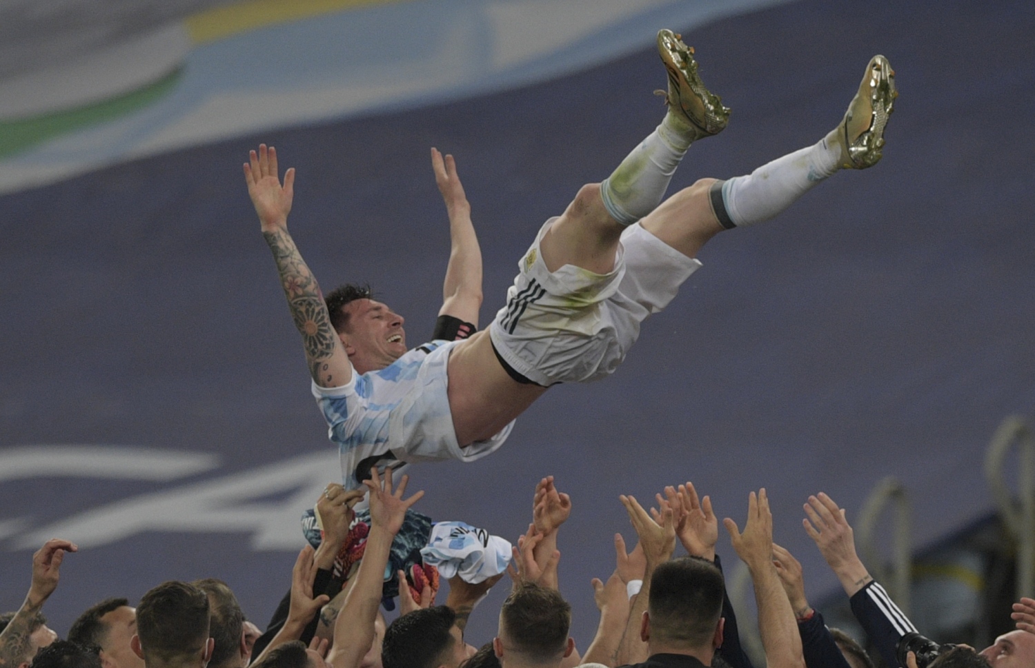 ރިއޯ ޑި ޖެނީރޯ - ޖުލައި 10، 2021: ކޮޕާ އެމެރިކާ ފުޓުބޯޅަ މުބާރާތުގެ ޗެމްޕިއަންކަން ހޯދުމަށް ފަހު އާޖެންޓީނާގެ ކުޅުންތެރިން ކެޕްޓަން ލިއޮނެލް މެސީ އުފުލާލަނީ: ކޮޕާ އެމެރިކާގެ ޗެމްޕިއަންކަން އާޖެންޓީނާ އިން މި ހޯދީ 28 އަހަރަށް ފަހު. --ފޮޓޯ:އޭއެފްޕީ