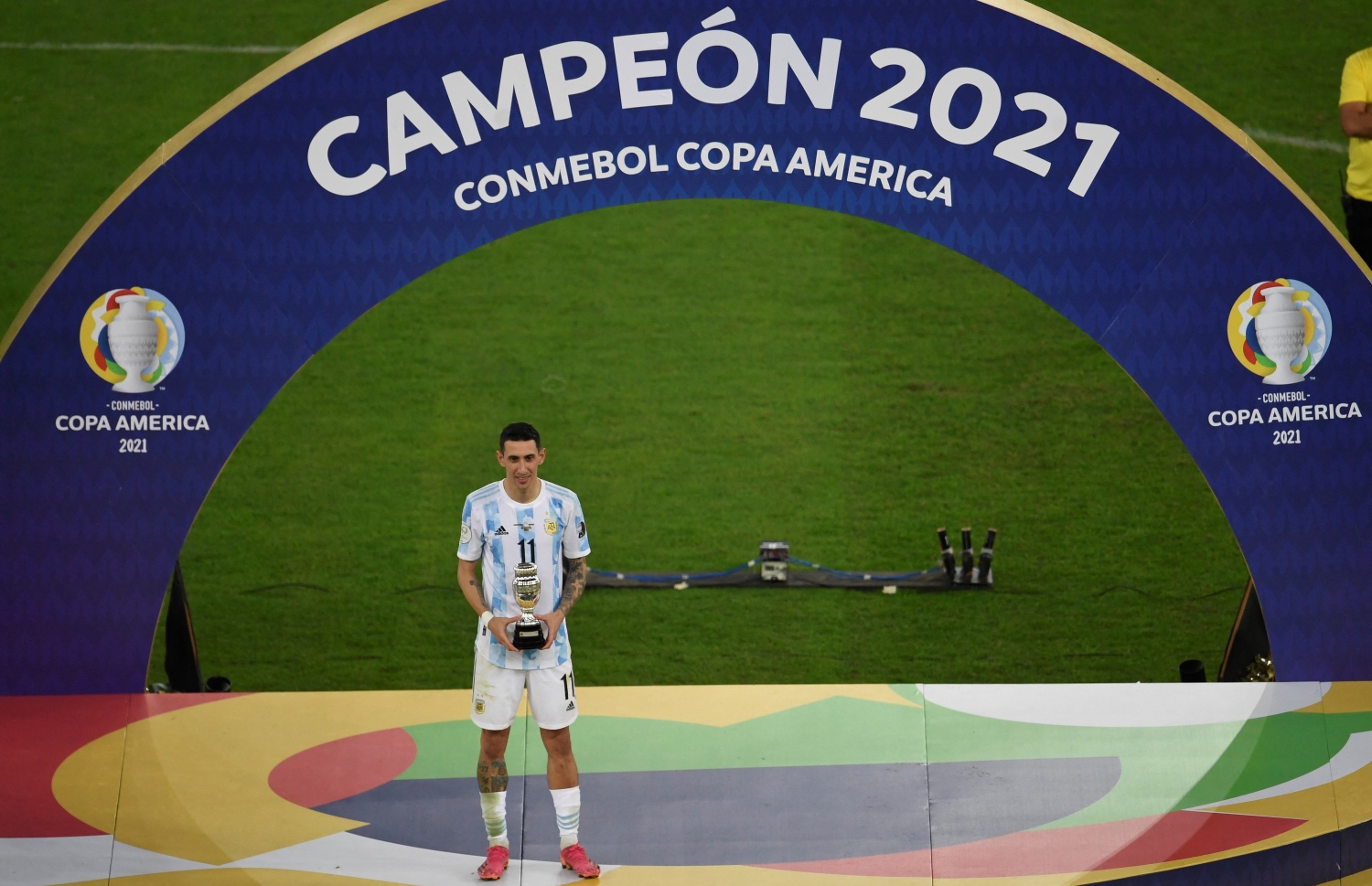 ރިއޯ ޑި ޖެނީރޯ - ޖުލައި 10، 2021: ބްރެޒިލްއާ ދެކޮޅަށް ކުޅުނު ކޮޕާ އެމެރިކާ ފުޓުބޯޅަ މުބާރާތުގެ ފައިނަލް މެޗުގެ މޮޅު ކުޅުންތެރިޔާ ޑި މާރިއާ ޓްރޮފީއާ އެކު: ކޮޕާ އެމެރިކާގެ ޗެމްޕިއަންކަން އާޖެންޓީނާ އިން މި ހޯދީ 28 އަހަރަށް ފަހު. --ފޮޓޯ:އޭއެފްޕީ