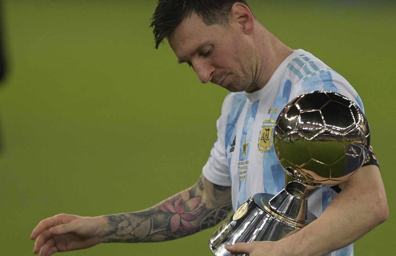 ރިއޯ ޑި ޖެނީރޯ - ޖުލައި 10، 2021: ކޮޕާ އެމެރިކާ ފުޓުބޯޅަ މުބާރާތުގެ އެންމެ މޮޅު ކުޅުންތެރިޔާގެ ޓްރޮފީއާ އެކު އާޖެންޓީނާގެ ކެޕްޓަން މެސީ: ބްރެޒިލް އަތުން 1-0 އިން މޮޅުވެ އާޖެންޓީނާ ހޯދި ކާމިޔާބީއަކީ މެސީގެ ގައުމީ ޓީމުގެ 15 އަހަރުގެ ފުޓުބޯޅަ ކެރިއަރުގައި ލިބުނު ފުރަތަމަ ތަށި. --ފޮޓޯ:އޭއެފްޕީ