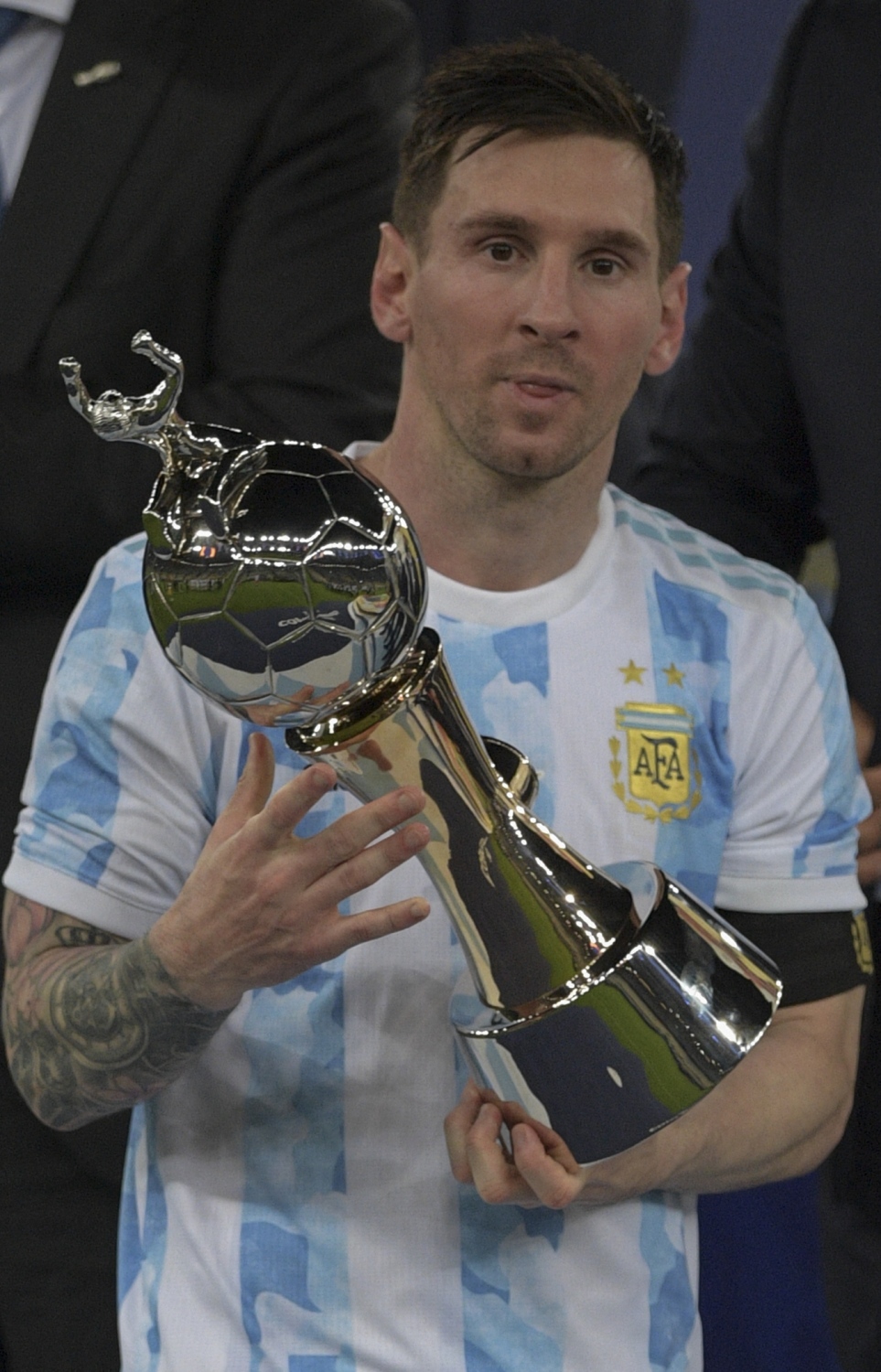 ރިއޯ ޑި ޖެނީރޯ - ޖުލައި 10، 2021: ކޮޕާ އެމެރިކާ ފުޓުބޯޅަ މުބާރާތުގެ އެންމެ ގިނަ ލަނޑު ޖެހި ކުޅުންތެރިޔާގެ ޓްރޮފީއާ އެކު އާޖެންޓީނާގެ ކެޕްޓަން މެސީ: ބްރެޒިލް އަތުން 1-0 އިން މޮޅުވެ އާޖެންޓީނާ ހޯދި ކާމިޔާބީއަކީ މެސީގެ ގައުމީ ޓީމުގެ 15 އަހަރުގެ ފުޓުބޯޅަ ކެރިއަރުގައި ލިބުނު ފުރަތަމަ ތަށި. --ފޮޓޯ:އޭއެފްޕީ