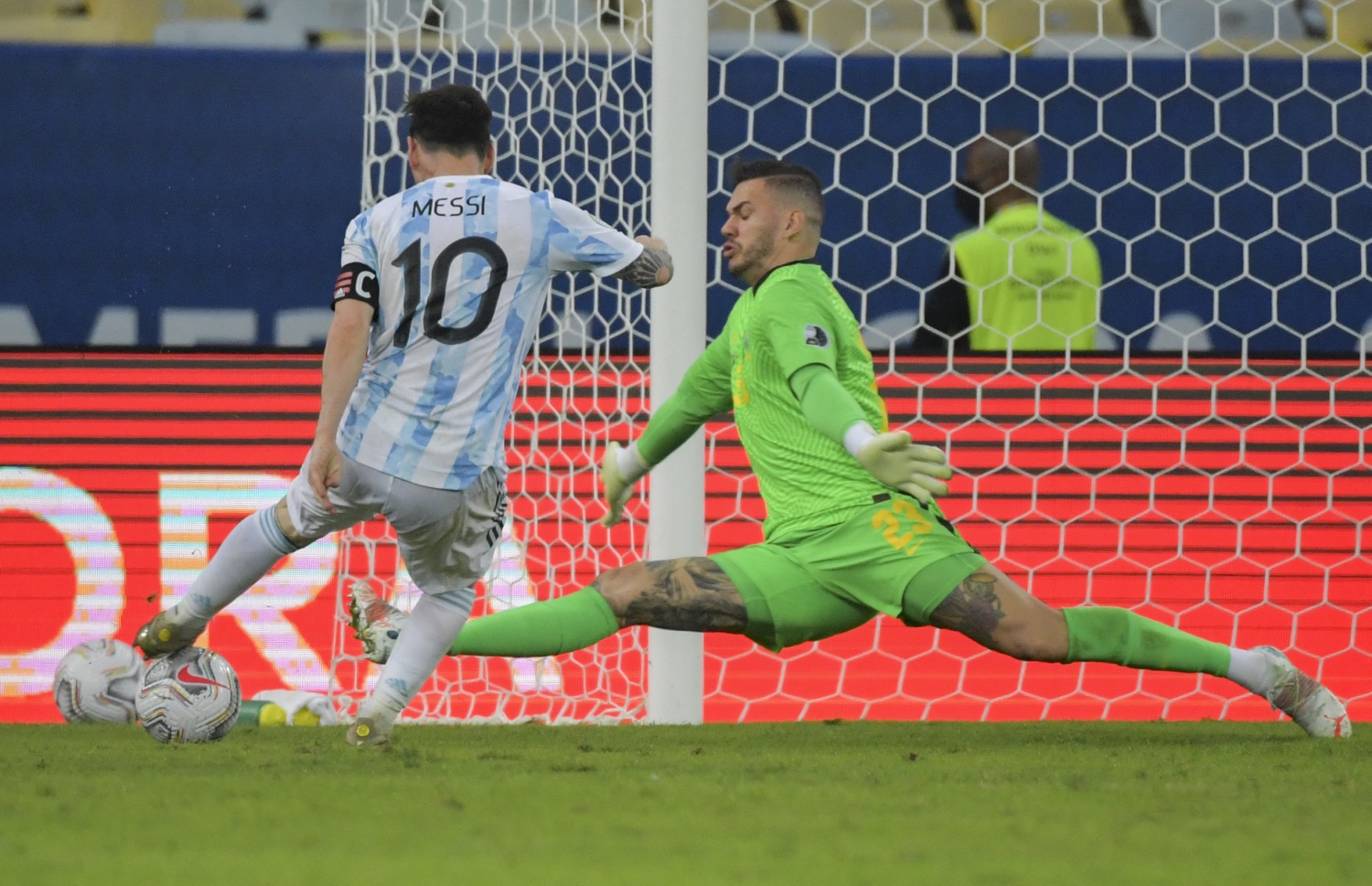 ރިއޯ ޑި ޖެނީރޯ - ޖުލައި 10، 2021: ކޮޕާ އެމެރިކާ ފައިނަލުގައި ބްރެޒިލްގެ ގޯލަށް އާޖެންޓީނާގެ ކެޕްޓަން މެސީ ޝޫޓް ކުރަނީ: މިއީ މެސީގެ ގައުމީ ޓީމުގެ 15 އަހަރުގެ ފުޓުބޯޅަ ކެރިއަރުގައި ލިބުނު ފުރަތަމަ ތަށި. --ފޮޓޯ:އޭއެފްޕީ