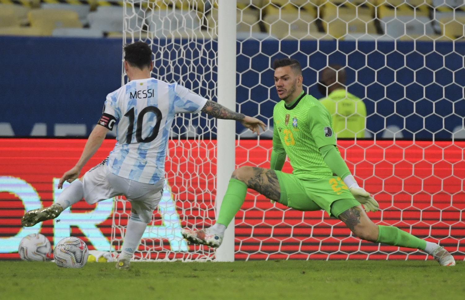 ރިއޯ ޑި ޖެނީރޯ - ޖުލައި 10، 2021: ކޮޕާ އެމެރިކާ ފައިނަލުގައި ބްރެޒިލްގެ ގޯލަށް އާޖެންޓީނާގެ ކެޕްޓަން މެސީ ޝޫޓް ކުރަނީ: މިއީ މެސީގެ ގައުމީ ޓީމުގެ 15 އަހަރުގެ ފުޓުބޯޅަ ކެރިއަރުގައި ލިބުނު ފުރަތަމަ ތަށި. --ފޮޓޯ:އޭއެފްޕީ