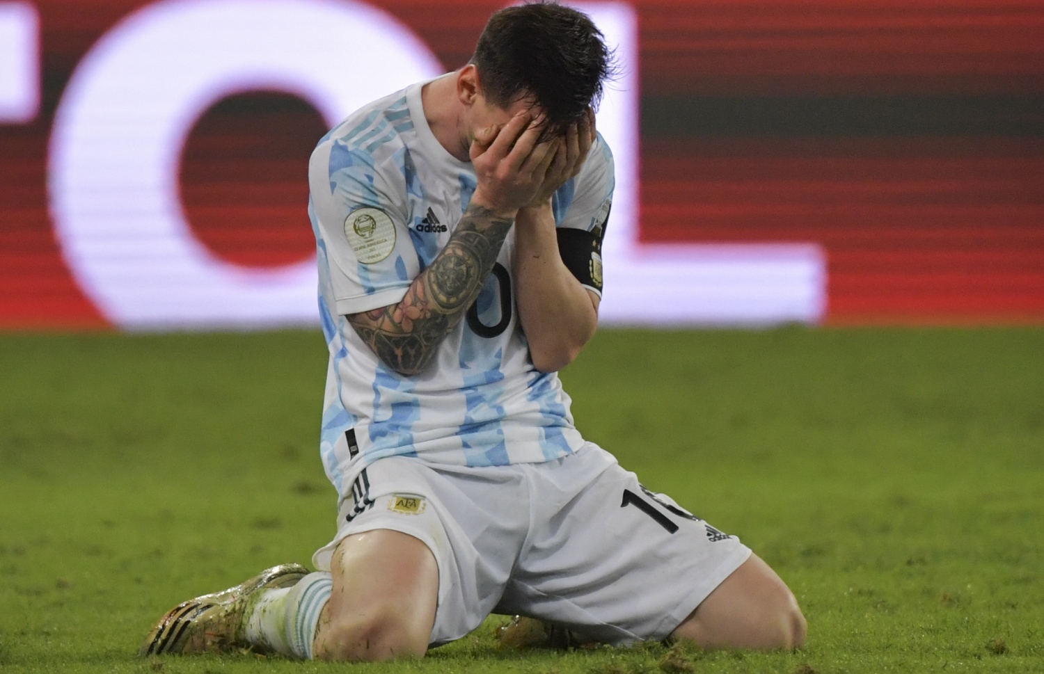 ރިއޯ ޑި ޖެނީރޯ - ޖުލައި 10، 2021: ކޮޕާ އެމެރިކާ ފައިނަލުގައި ބްރެޒިލް އަތުން މޮޅުވުމަށް ފަހު އާޖެންޓީނާގެ ކެޕްޓަން ލިއޮނެލް މެސީ: މިއީ މެސީގެ ގައުމީ ޓީމުގެ 15 އަހަރުގެ ފުޓުބޯޅަ ކެރިއަރުގައި ލިބުނު ފުރަތަމަ ތަށި. --ފޮޓޯ:އޭއެފްޕީ