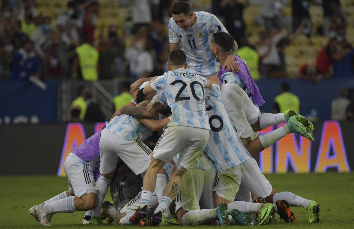 ރިއޯ ޑި ޖެނީރޯ - ޖުލައި 10، 2021: ކޮޕާ އެމެރިކާ ފައިނަލުގައި ބްރެޒިލް ކޮޅަށް ލަނޑު ޖެހުމަށް އާޖެންޓީނާ ކުޅުންތެރިން އުފާ ފާޅު ކުރަނީ: ކޮޕާ އެމެރިކާގެ ޗެމްޕިއަންކަން އާޖެންޓީނާ އިން މި ހޯދީ 28 އަހަރަށް ފަހު. --ފޮޓޯ:އޭއެފްޕީ