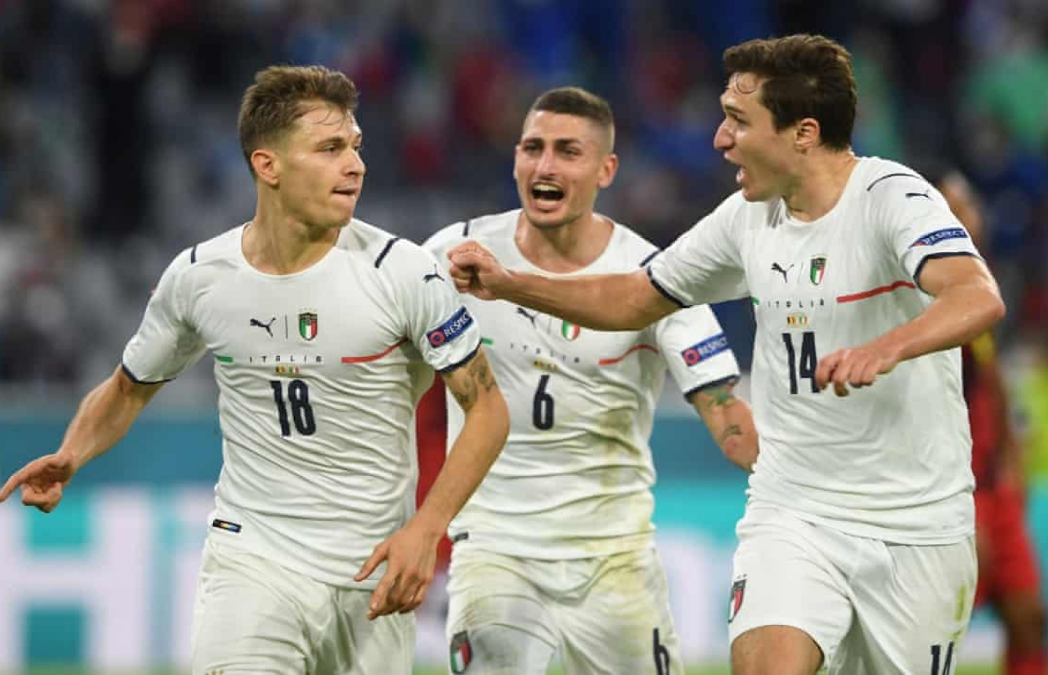 އިޓަލީގެ ކުޅުންތެރިން ޔޫރޯގެ މެޗެއްގައި އުފާފާޅު ކުރަނީ --- ފޮޓޯ: އޭޕީ