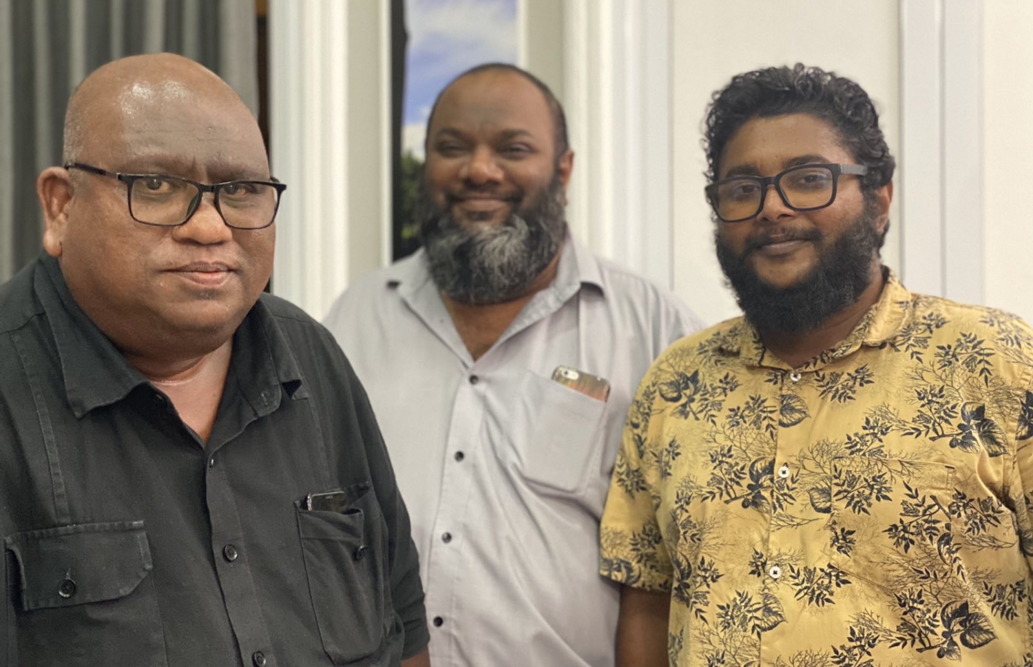 މިނިވަން ދުވަހު ބާއްވާ ޓިކްޓޮކް މުބާރާތް އިންތިޒާމުކުރާ ފިލްމު ޑައިރެކްޓަރު އަމްޖަދު އިބްރާހިމް (އަމްޖޭ) އާއި ވީޑިއޯގްރަފާ މުހައްމަދު ނާޝިދު (ބޭބީ).--