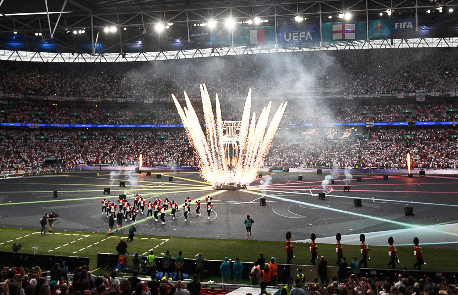 ލަންޑަން - ޖުލައި 12، 2021: ޔޫރޯ 2020ގެ ފައިނަލް މެޗުގެ ކުރިން ބޭއްވި ރަސްމިއްޔާތުގައި ހަވާ އަރުވަނީ: މެޗުގެ ފުރިހަމަ ވަގުތާއި އިތުރު ވަގުތު 1-1 އިން އެއްވަރުވުމުން ނަތީޖާ ނެރެން ޖެހި ޕެނަލްޓީ 3-2 އިން ކާމިޔާބުކޮށް ޗެމްޕިއަންކަން ހޯދީ އިޓަލީ. --ފޮޓޯ:އޭއެފްޕީ