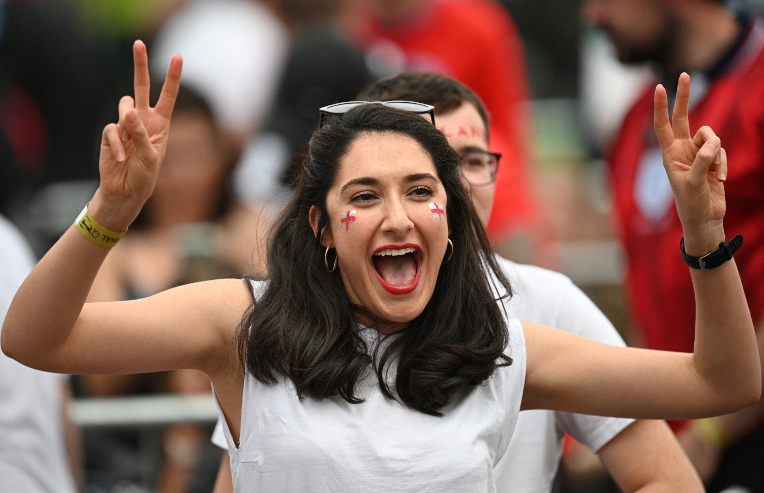 ލަންޑަން - ޖުލައި 12، 2021: ޔޫރޯ 2020ގެ ފައިނަލްގައި އިންގްލެންޑުގެ ސަޕޯޓަރަކު ތަރުހީބު ދެނީ: މެޗުގެ ފުރިހަމަ ވަގުތާއި އިތުރު ވަގުތު 1-1 އިން އެއްވަރުވުމުން ނަތީޖާ ނެރެން ޖެހި ޕެނަލްޓީ 3-2 އިން ކާމިޔާބުކޮށް ޗެމްޕިއަންކަން ހޯދީ އިޓަލީ. --ފޮޓޯ:އޭއެފްޕީ