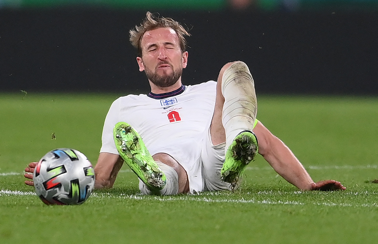 ލަންޑަން - ޖުލައި 12، 2021: ޔޫރޯ 2020ގެ ފައިނަލްގައި އިންގްލެންޑުގެ ކެޕްޓަން ހެރީ ކޭން ވެއްޓިފައި: މެޗުގެ ފުރިހަމަ ވަގުތާއި އިތުރު ވަގުތު 1-1 އިން އެއްވަރުވުމުން ނަތީޖާ ނެރެން ޖެހި ޕެނަލްޓީ 3-2 އިން ކާމިޔާބުކޮށް ޗެމްޕިއަންކަން ހޯދީ އިޓަލީ. --ފޮޓޯ:އޭއެފްޕީ