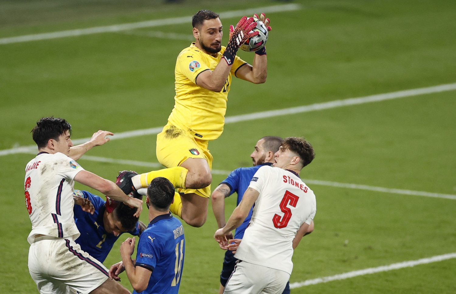 ލަންޑަން - ޖުލައި 12، 2021: ޔޫރޯ 2020ގެ ފައިނަލްގައި އިންގްލެންޑާ ދެކޮޅަށް ކުޅެ ޗެމްޕިއަންކަން ހޯދި އިޓަލީގެ ކީޕަރު ޑޮނަރުއްމާ ބޯޅަ ހިފަނީ: މެޗުގެ ފުރިހަމަ ވަގުތާއި އިތުރު ވަގުތު 1-1 އިން އެއްވަރުވުމުން ނަތީޖާ ނެރެން ޖެހި ޕެނަލްޓީ 3-2 އިން ކާމިޔާބުކޮށް ޗެމްޕިއަންކަން ހޯދީ އިޓަލީ. --ފޮޓޯ:އޭއެފްޕީ