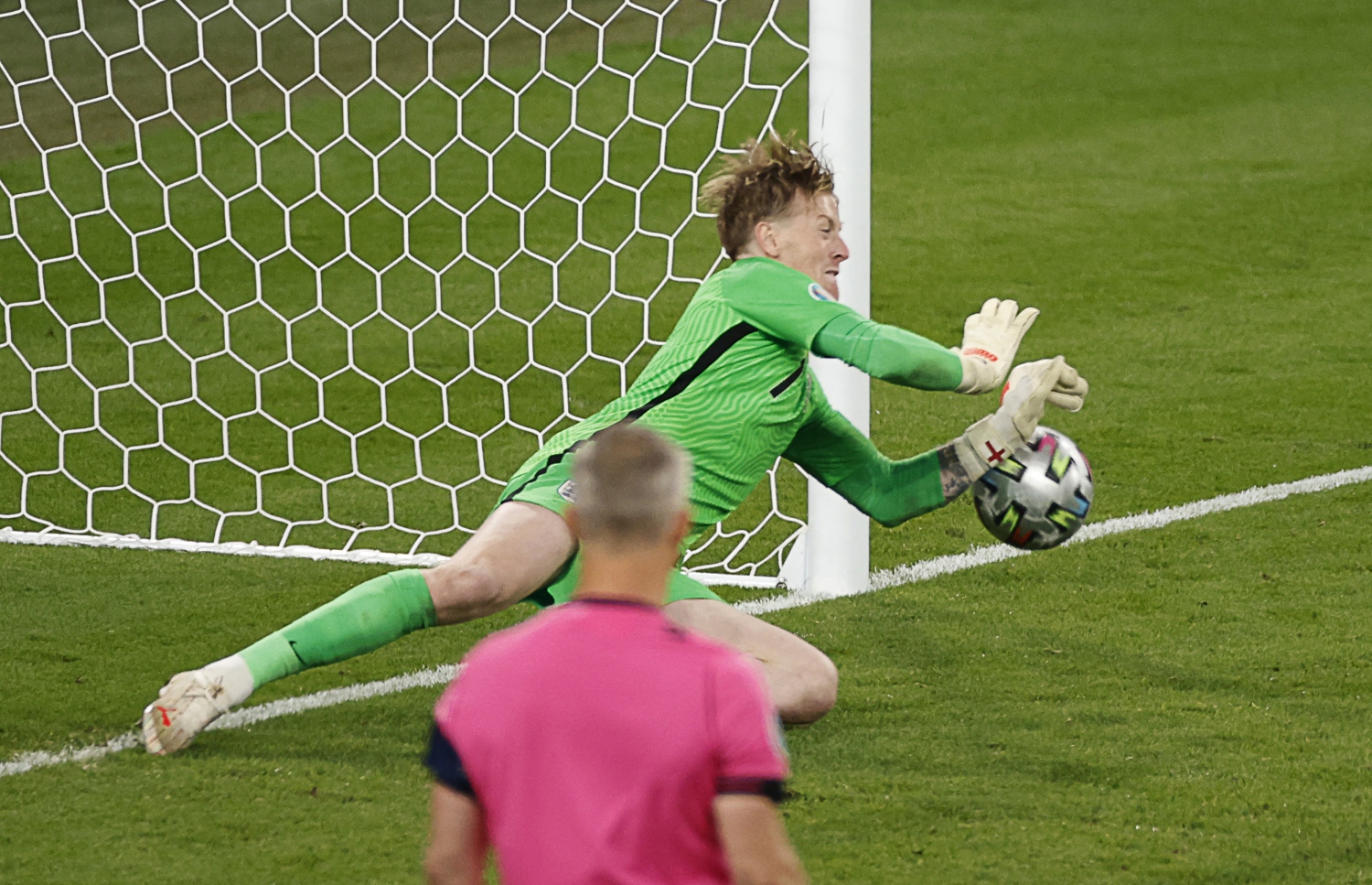 ލަންޑަން - ޖުލައި 12، 2021: ޔޫރޯ 2020ގެ ފައިނަލްގައި އިޓަލީން ޖެހި ޕެނަލްޓީއެއް އިންގްލެންޑުގެ ކީޕަރު ޕިކްފޯޑް ދިފާއު ކުރަނީ: މެޗުގެ ފުރިހަމަ ވަގުތާއި އިތުރު ވަގުތު 1-1 އިން އެއްވަރުވުމުން ނަތީޖާ ނެރެން ޖެހި ޕެނަލްޓީ 3-2 އިން ކާމިޔާބުކޮށް ޗެމްޕިއަންކަން ހޯދީ އިޓަލީ. --ފޮޓޯ:އޭއެފްޕީ