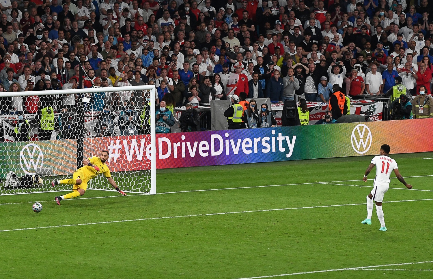 ލަންޑަން - ޖުލައި 12، 2021: ޔޫރޯ 2020ގެ ފައިނަލްގައި ނަތީޖާ ނެރެން ޖެހި ޕެނަލްޓީ އިންގްލެންޑުގެ ރަޝްފޯޑް ޖެހުމުން ދަނޑީގައި ޖެހިފައި ނުކުންނަނީ: މެޗުގެ ފުރިހަމަ ވަގުތާއި އިތުރު ވަގުތު 1-1 އިން އެއްވަރުވުމުން ނަތީޖާ ނެރެން ޖެހި ޕެނަލްޓީ 3-2 އިން ކާމިޔާބުކޮށް ޗެމްޕިއަންކަން ހޯދީ އިޓަލީ. --ފޮޓޯ:އޭއެފްޕީ