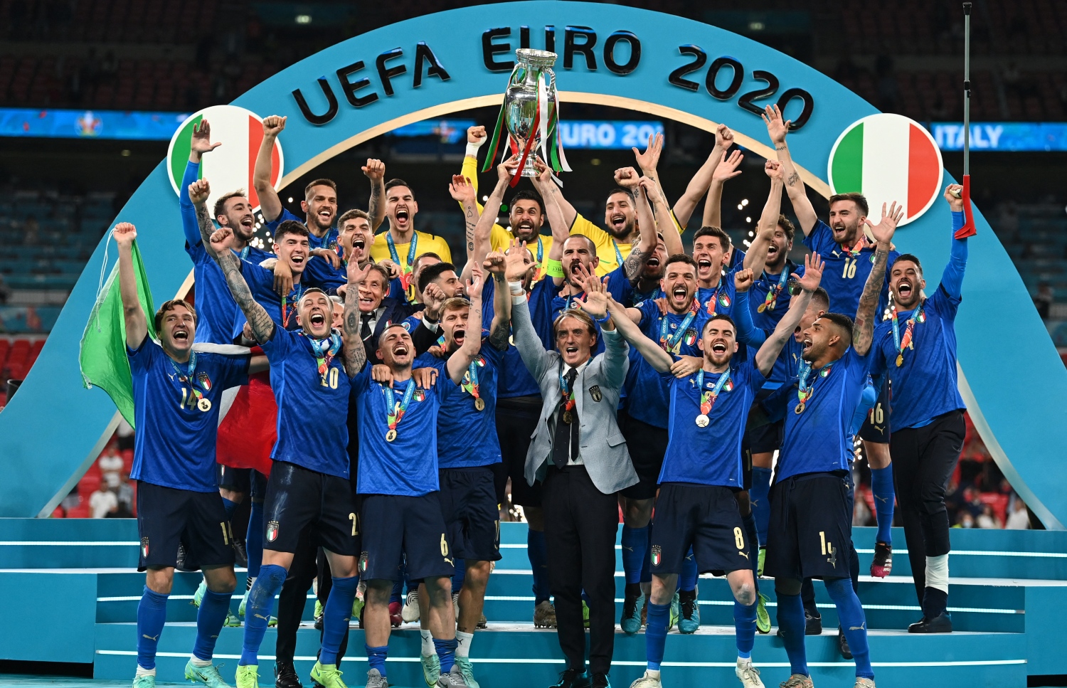 ލަންޑަން - ޖުލައި 12، 2021: ޔޫރޯ 2020ގެ ފައިނަލްގައި އިންގްލެންޑާ ދެކޮޅަށް ކުޅެ ޗެމްޕިއަންކަން ހޯދި އިޓަލީ ކުޅުންތެރިން ތަށި އުފުލާލަނީ: މެޗުގެ ފުރިހަމަ ވަގުތާއި އިތުރު ވަގުތު 1-1 އިން އެއްވަރުވުމުން ނަތީޖާ ނެރެން ޖެހި ޕެނަލްޓީ 3-2 އިން ކާމިޔާބުކޮށް ޗެމްޕިއަންކަން ހޯދީ އިޓަލީ. --ފޮޓޯ:އޭއެފްޕީ