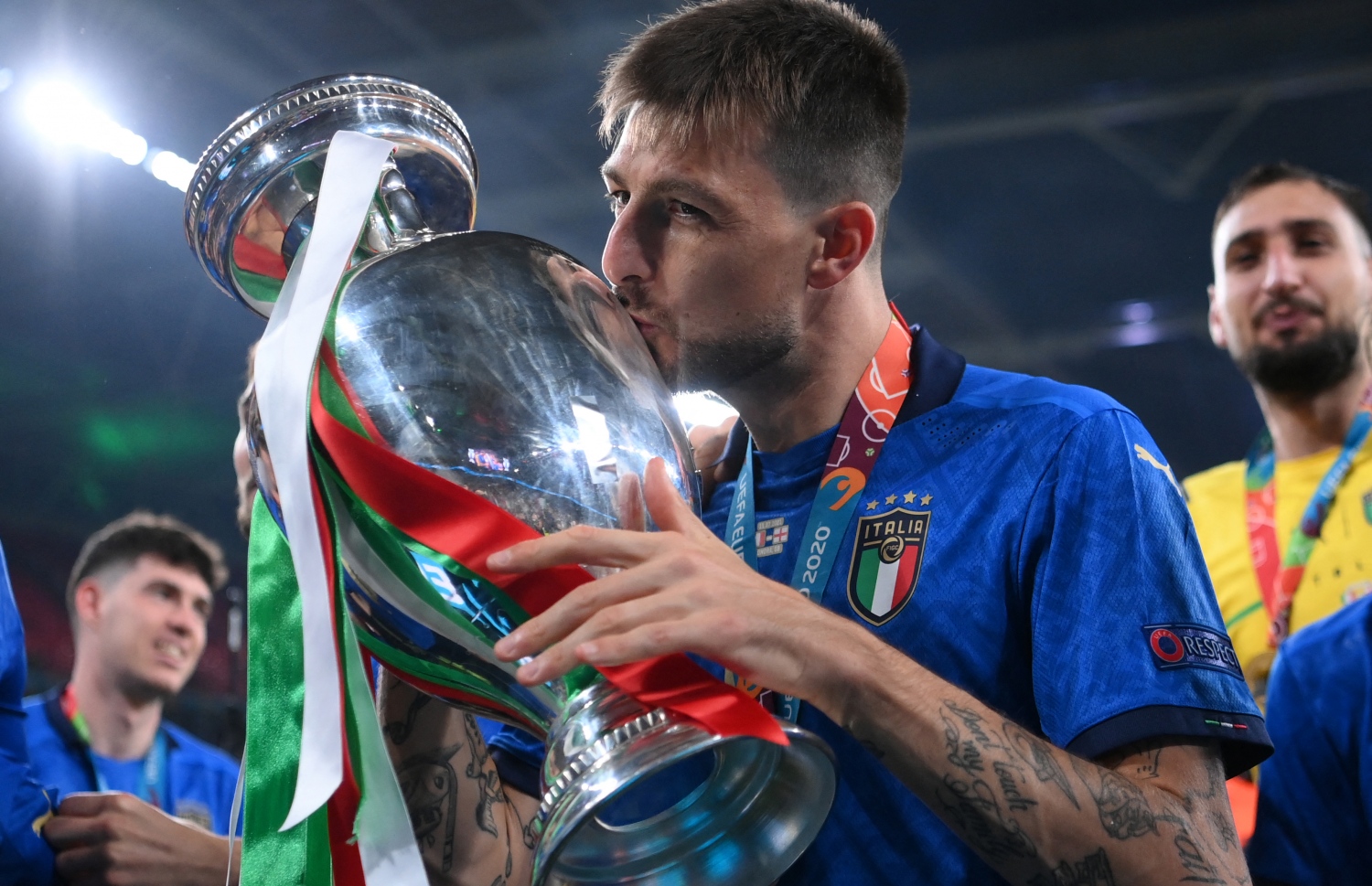 ލަންޑަން - ޖުލައި 12، 2021: ޔޫރޯ 2020ގެ ފައިނަލްގައި އިންގްލެންޑާ ދެކޮޅަށް ކުޅެ ފުރިހަމަ ވަގުތާއި އިތުރު ވަގުތު 1-1 އިން އެއްވަރުވުމުން ނަތީޖާ ނެރެން ޖެހި ޕެނަލްޓީ 3-2 އިން ކާމިޔާބުކޮށް ޗެމްޕިއަންކަން ހޯދި އިޓަލީގެ ޑިފެންޑަރު ފްރާންސިސްކޯ ތަށީގައި ބޮސް ދެނީ. --ފޮޓޯ:އޭއެފްޕީ