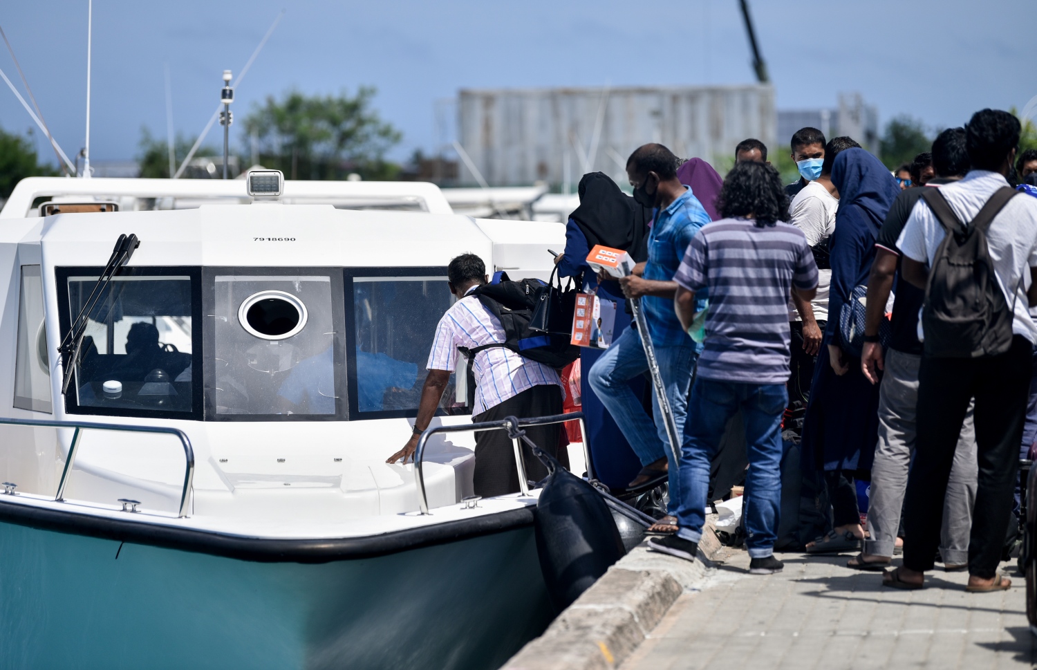 މާލެ - ޖުލައި 14، 2021- ރަށަށް ދިއުމަށް ބަޔަކު ލޯންޗަށް އަރަނީ .-- ފޮޓޯ: އަހުމަދު އަވްޝަން/ މިހާރު