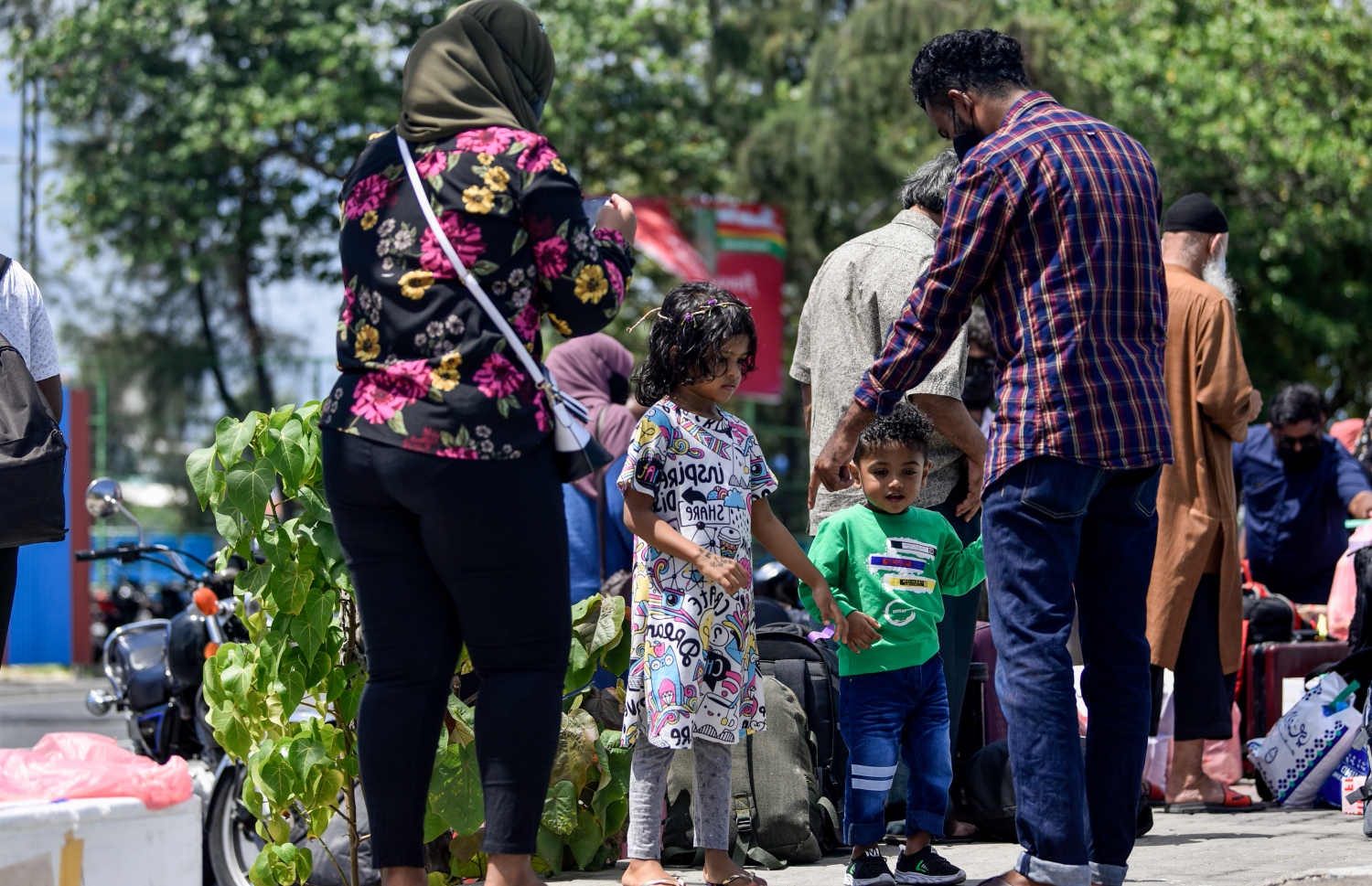 މާލެ - ޖުލައި 14، 2021- ރަށަކަށް ފުރަން ގޮސް ތިބި އާއިލާއެއް ދުވާ ޓްރެކާއި ދިމާ ތޮށިގަނޑު މަތީ މަޑުކޮއްލައިގެން .-- ފޮޓޯ: އަހުމަދު އަވްޝަން/ މިހާރު