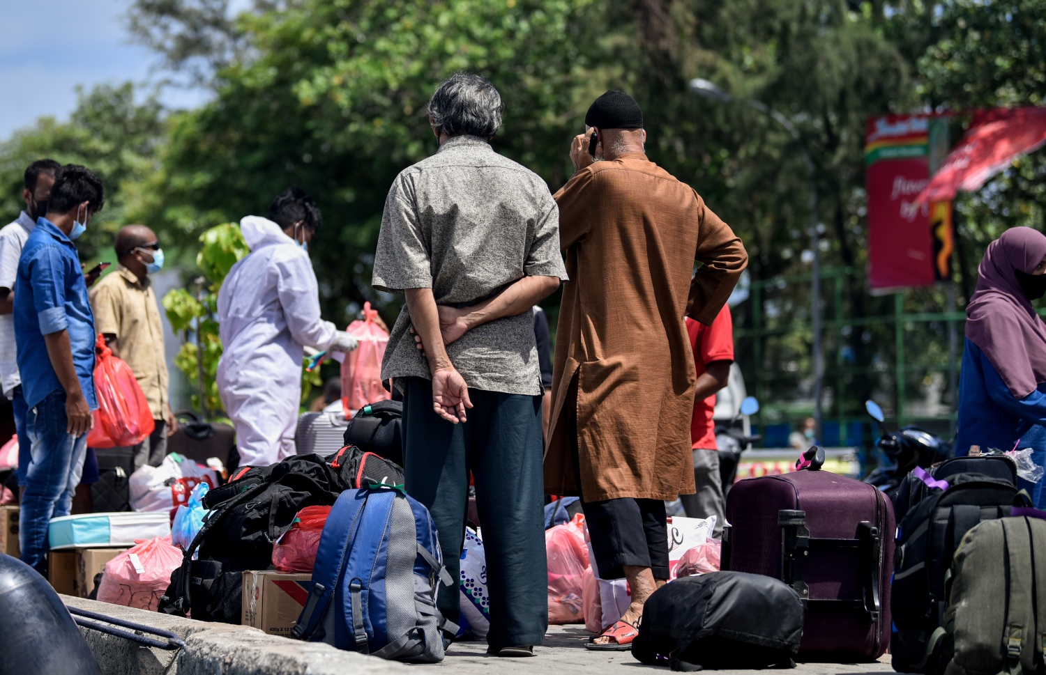 މާލެ - ޖުލައި 14، 2021- ބޮޑު އީދާއި މިނިވަން ދުވަހާއި ދިިމާކޮށް ރަށްރަށަށް ފުރުމަށް ދެމީހަކު ތޮށިގަޑު މަތީ ދަބަސްތަކާއި އެކު މަޑު ކޮއްލައިގެން .-- ފޮޓޯ: އަހުމަދު އަވްޝަން/ މިހާރު