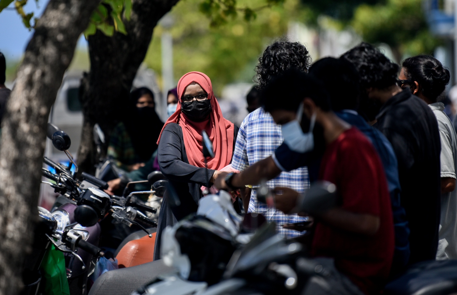 މާލެ - ޖުލައި 14، 2021- ބަޔަކު މާލޭގެ ދެ ނަމްބަރާ ދިމާ ތޮށިގަޑު މަތީ ރަށަށް ފުރުމަށް މަޑުކޮއްލައިގެން .-- ފޮޓޯ: އަހުމަދު އަވްޝަން/ މިހާރު