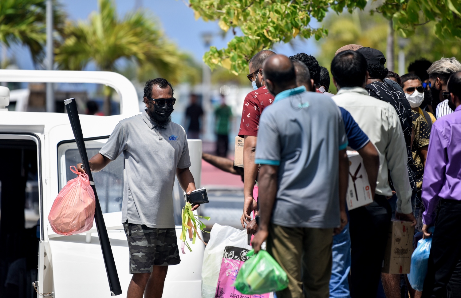 މާލެ - ޖުލައި 14، 2021- ބޮޑު އީދާއި މިނިވަން ދުވަހާއި ދިިމާކޮށް ގިނަ ބަޔަކު ރަށްރަށަށް ފުރަނީ .-- ފޮޓޯ: އަހުމަދު އަވްޝަން/ މިހާރު