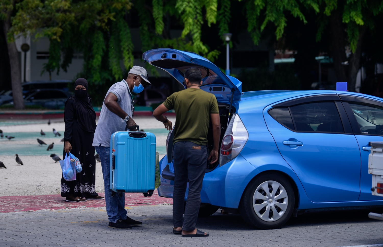 މާލެ - ޖުލައި 14، 2021- ޖުމްހޫރީ މައިދާނާއި ދިމާލުން ޓެކްސީ އަކުން ދެމީހަކު ފޮށިތަކެއް ބާލަނީ.-- ފޮޓޯ: އަހުމަދު އަވްޝަން/ މިހާރު