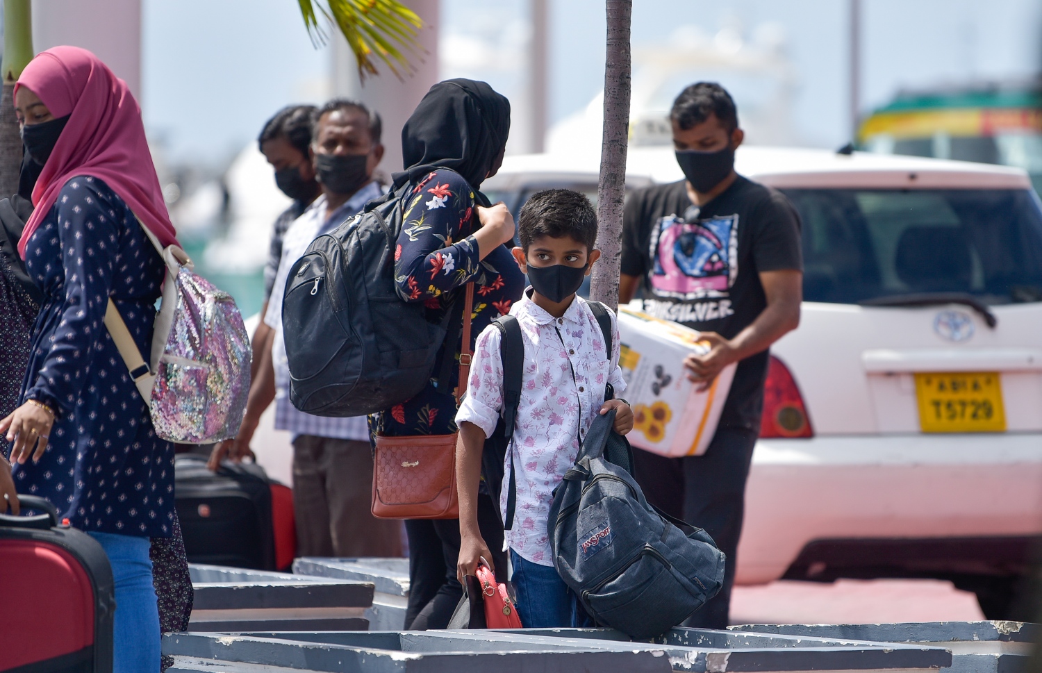 މާލެ - ޖުލައި 14، 2021- ކުޑަކުއްޖަކު ދަބަހެއް އަޅައިގެން މާލޭގެ ދެ ނަމްބަރާ ދިމާ ތޮށިގަނޑު މަތީ މަޑުކޮއްލައިގެން .-- ފޮޓޯ: އަހުމަދު އަވްޝަން/ މިހާރު