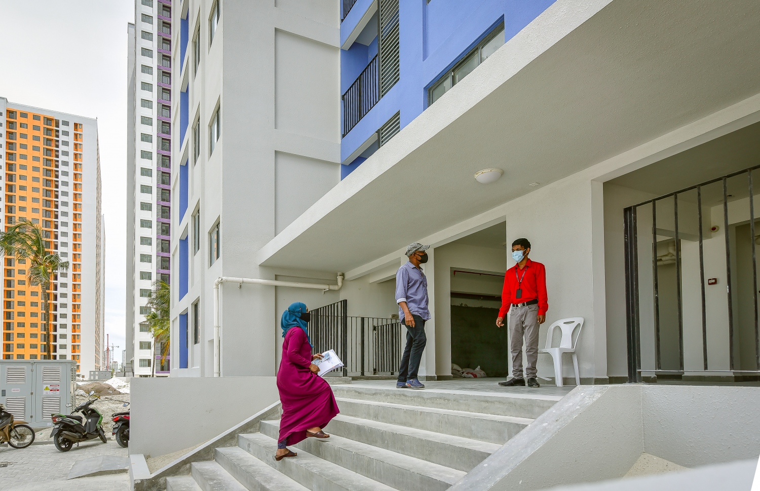 ހުޅުމާލެ- ޖުލައި 14، 2021: ދިގު އިންތިޒާރަކަށް ފަހު ހިޔާ މަޝްރޫއުގެ 25 ބުރީގެ 16 ޓަވަރުން ފްލެޓް ލިބުނު މީހުންނާ އެކު އެއްބަސްވުމުގައި ސޮއިކޮށް ތަޅުދަނޑި ހަވާލުކުރަން ފެށުން--. ފޮޓޯ: ނިޝާން އަލީ/މިހާރު