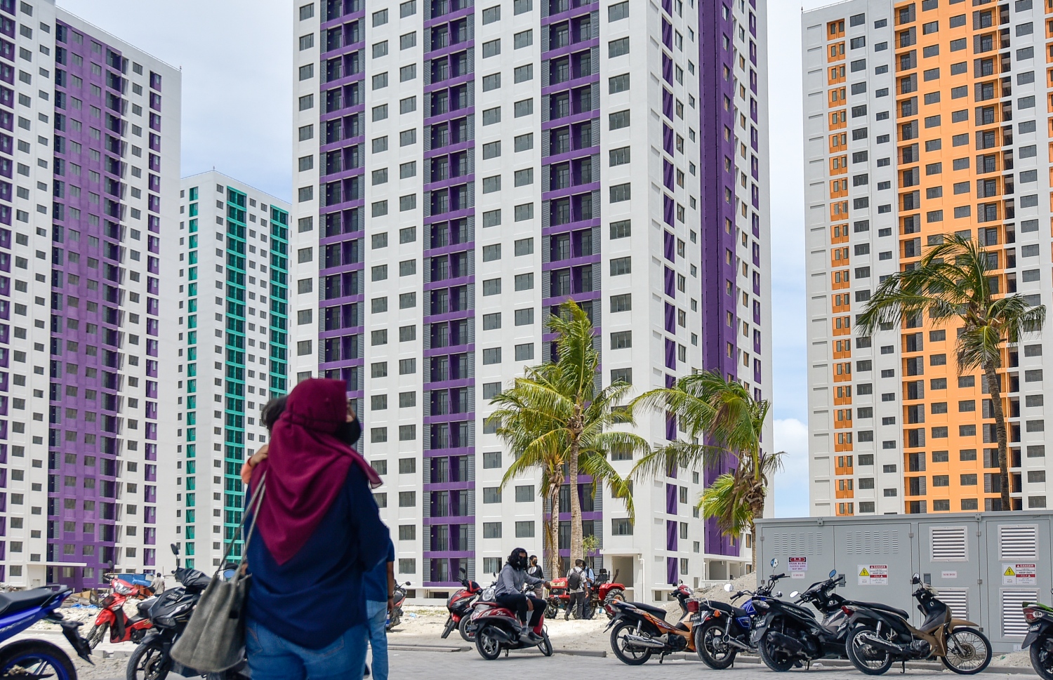 ހުޅުމާލެ- ޖުލައި 14، 2021: ދިގު އިންތިޒާރަކަށް ފަހު ހިޔާ މަޝްރޫއުގެ 25 ބުރީގެ 16 ޓަވަރުން ފްލެޓް ލިބުނު މީހުންނާ އެކު އެއްބަސްވުމުގައި ސޮއިކޮށް ތަޅުދަނޑި ހަވާލުކުރަން ފެށުން--. ފޮޓޯ: ނިޝާން އަލީ/މިހާރު