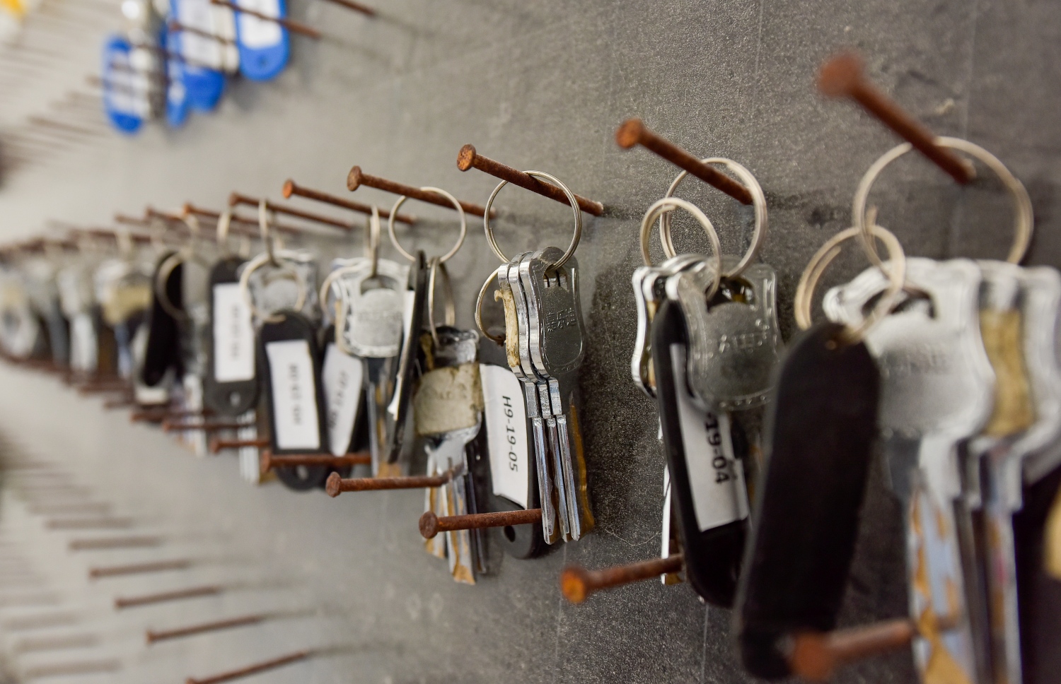 ހުޅުމާލެ- ޖުލައި 14، 2021: ދިގު އިންތިޒާރަކަށް ފަހު ހިޔާ މަޝްރޫއުގެ 25 ބުރީގެ 16 ޓަވަރުން ފްލެޓް ލިބުނު މީހުންނާ އެކު އެއްބަސްވުމުގައި ސޮއިކޮށް ތަޅުދަނޑި ހަވާލުކުރަން ފެށުން--. ފޮޓޯ: ނިޝާން އަލީ/މިހާރު