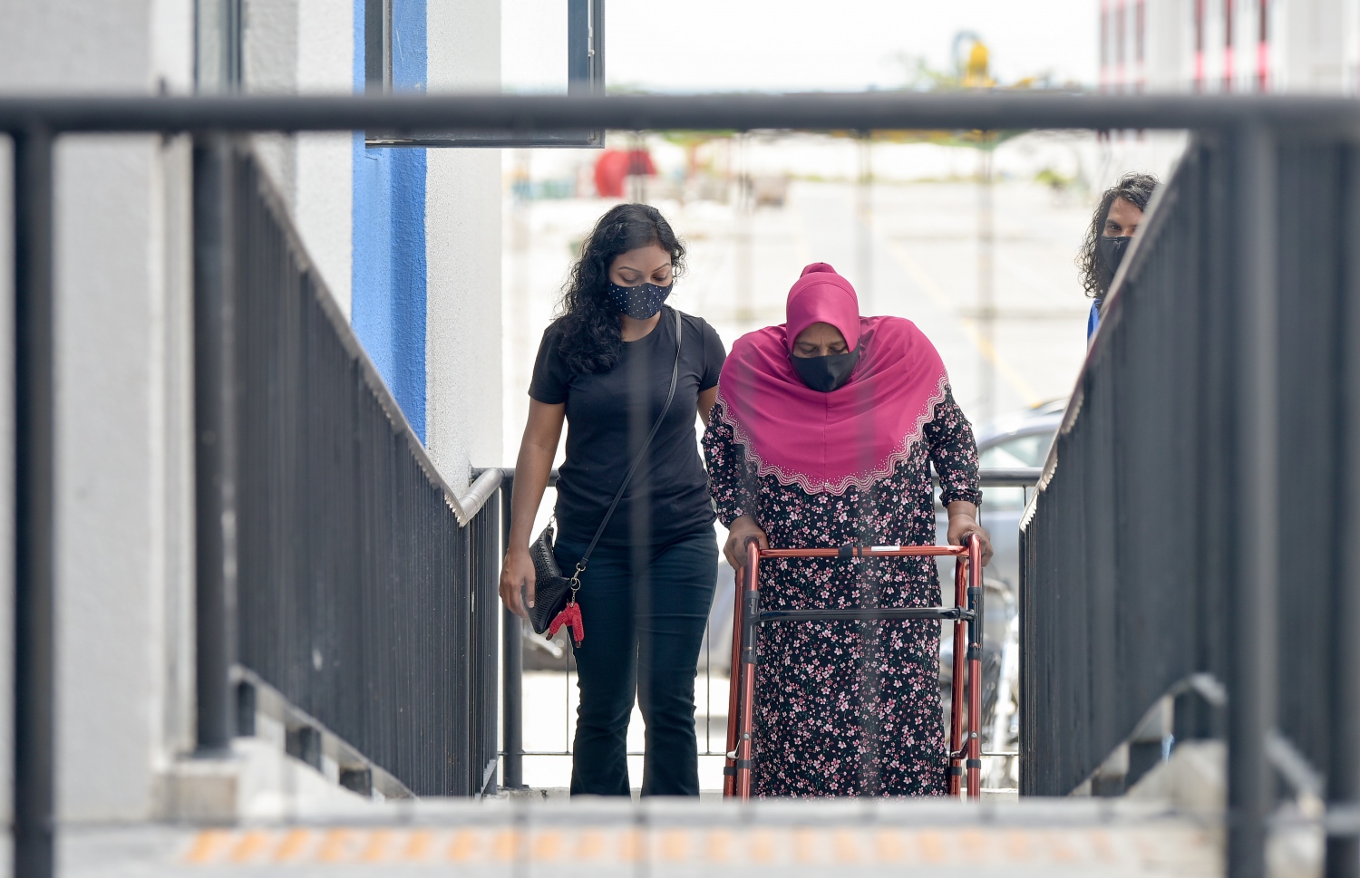 ހުޅުމާލެ- ޖުލައި 14، 2021: ހިޔާ މަޝްރޫއުގެ 25 ބުރީގެ 16 ޓަވަރުން ފްލެޓް ލިބުނު މީހުން އެއްބަސްވުމުގައި ސޮއިކުރުމަށްފަހު ފްލެޓަށް ވަންނަނީ--. ފޮޓޯ: ނިޝާން އަލީ/މިހާރު