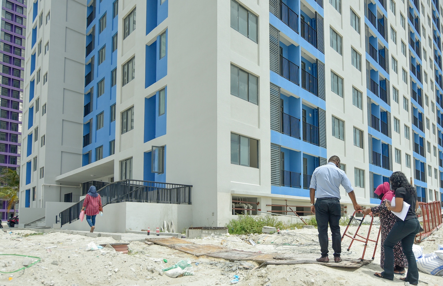 ހުޅުމާލެ- ޖުލައި 14، 2021: ހިޔާ މަޝްރޫއުގެ 25 ބުރީގެ 16 ޓަވަރުން ފްލެޓް ލިބުނު މީހުން އެއްބަސްވުމުގައި ސޮއިކުރުމަށްފަހު ފްލެޓަށް ވަންނަނީ--. ފޮޓޯ: ނިޝާން އަލީ/މިހާރު