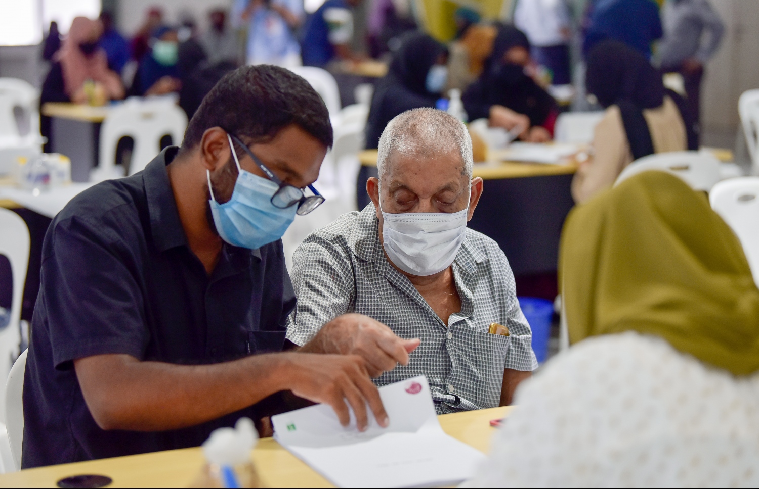 ހުޅުމާލެ- ޖުލައި 14، 2021: ހިޔާ މަޝްރޫއުގެ 25 ބުރީގެ 16 ޓަވަރުން ފްލެޓް ލިބުނު މީހުން އެއްބަސްވުމުގައި ސޮއިކުރަނީ--. ފޮޓޯ: ނިޝާން އަލީ/މިހާރު