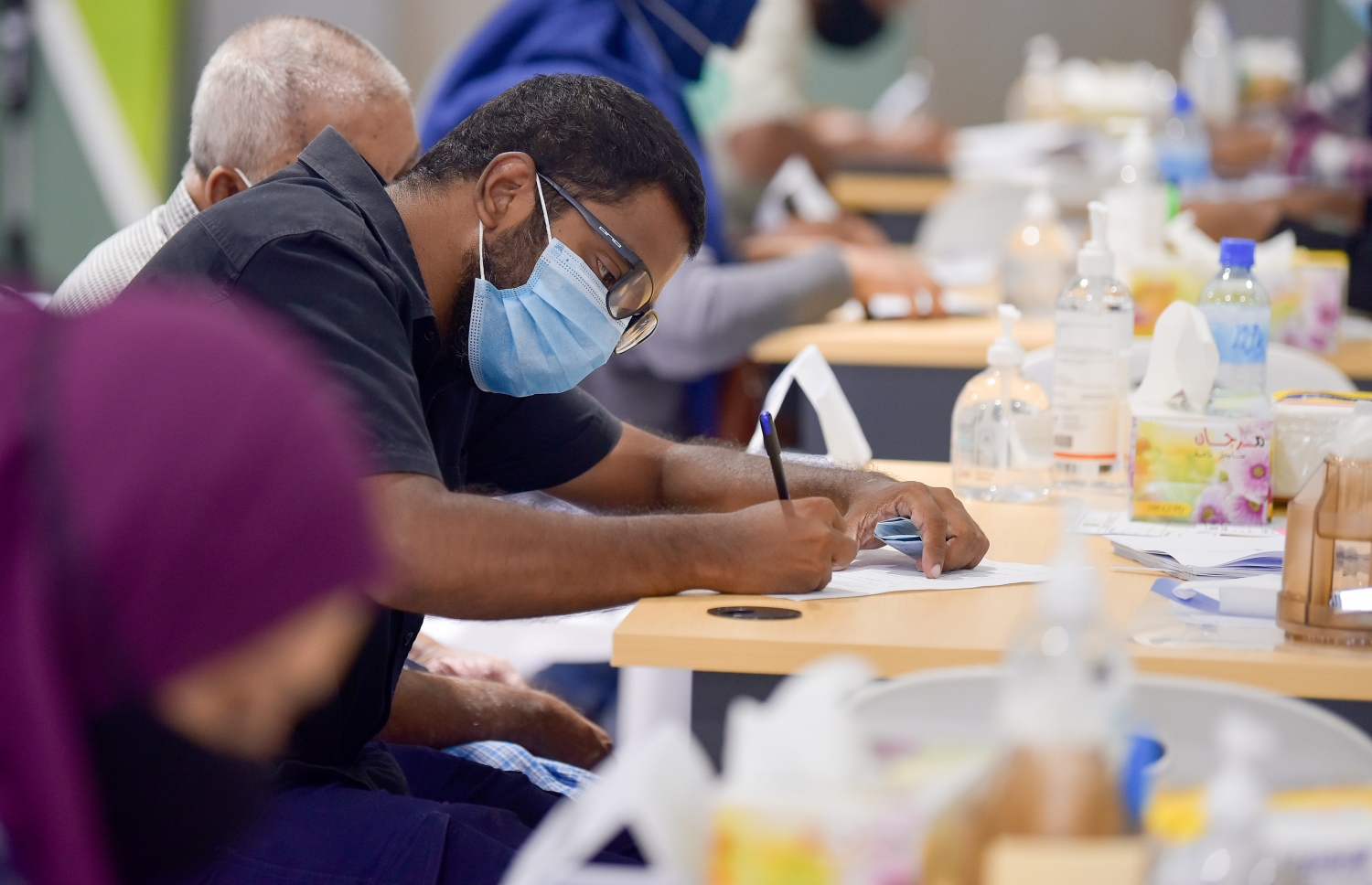 ހުޅުމާލެ- ޖުލައި 14، 2021: ހިޔާ މަޝްރޫއުގެ 25 ބުރީގެ 16 ޓަވަރުން ފްލެޓް ލިބުނު މީހުން އެއްބަސްވުމުގައި ސޮއިކުރަނީ--. ފޮޓޯ: ނިޝާން އަލީ/މިހާރު