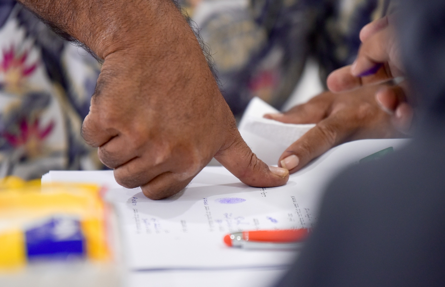 ހުޅުމާލެ- ޖުލައި 14، 2021: ހިޔާ މަޝްރޫއުގެ 25 ބުރީގެ 16 ޓަވަރުން ފްލެޓް ލިބުނު މީހަކު އެއްބަސްވުމުގައި ސޮއިކޮށް އިނގިލީގެ ނިޝާން ޖަހަނީ--. ފޮޓޯ: ނިޝާން އަލީ/މިހާރު