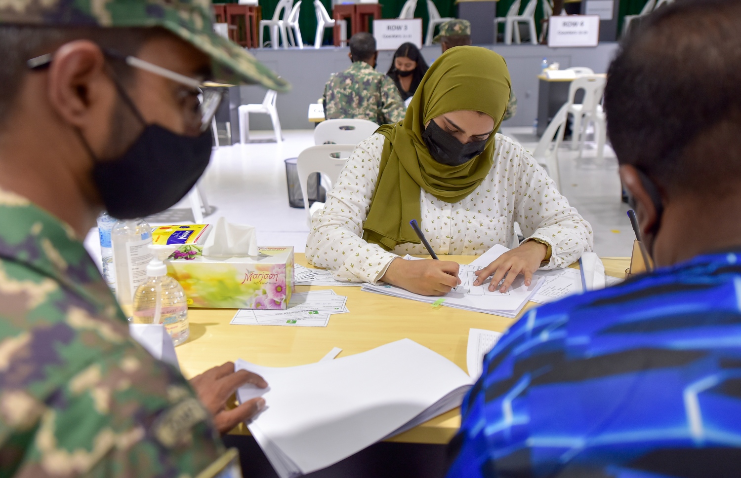 ހުޅުމާލެ- ޖުލައި 14، 2021: ހިޔާ މަޝްރޫއުގެ 25 ބުރީގެ 16 ޓަވަރުން ފްލެޓް ލިބުނު މީހުން އެއްބަސްވުމުގައި ސޮއިކުރަނީ--. ފޮޓޯ: ނިޝާން އަލީ/މިހާރު