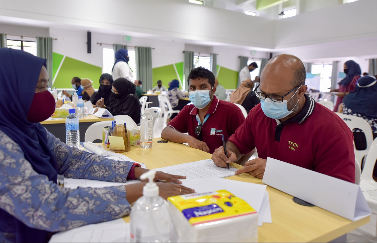 ހުޅުމާލެ- ޖުލައި 14، 2021: ހިޔާ މަޝްރޫއުގެ 25 ބުރީގެ 16 ޓަވަރުން ފްލެޓް ލިބުނު މީހުން އެއްބަސްވުމުގައި ސޮއިކުރަނީ--. ފޮޓޯ: ނިޝާން އަލީ/މިހާރު