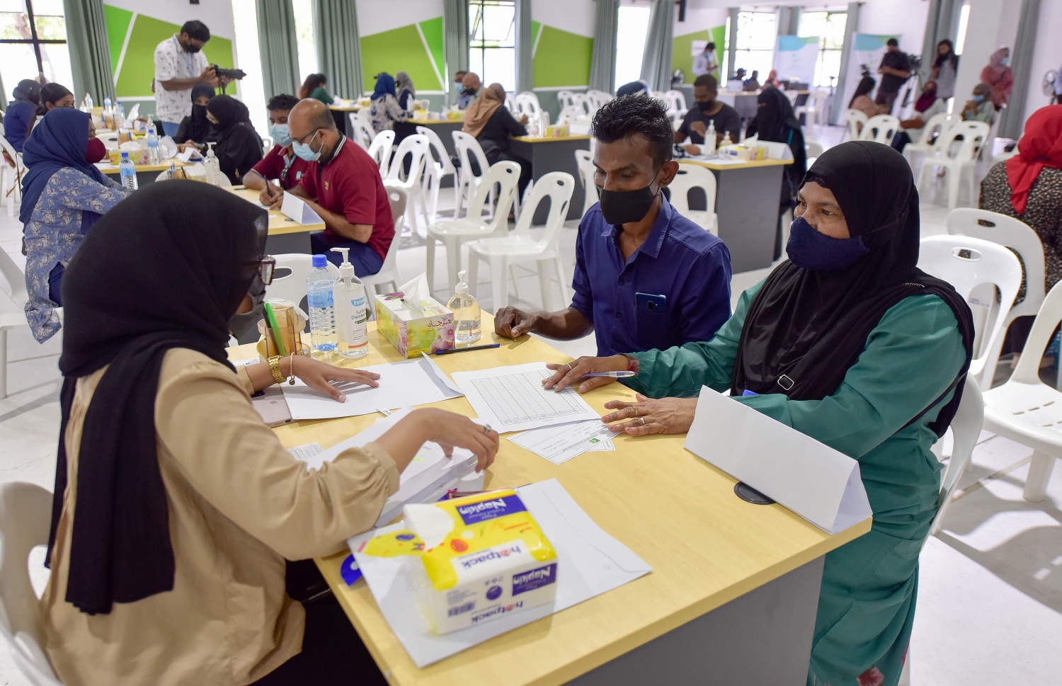 ހުޅުމާލެ- ޖުލައި 14، 2021: ހިޔާ މަޝްރޫއުގެ 25 ބުރީގެ 16 ޓަވަރުން ފްލެޓް ލިބުނު މީހުން އެއްބަސްވުމުގައި ސޮއިކުރަނީ--. ފޮޓޯ: ނިޝާން އަލީ/މިހާރު