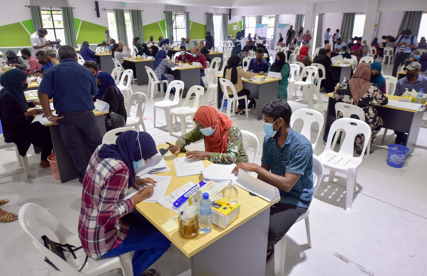 ހުޅުމާލެ- ޖުލައި 14، 2021: ހިޔާ މަޝްރޫއުގެ 25 ބުރީގެ 16 ޓަވަރުން ފްލެޓް ލިބުނު މީހުން އެއްބަސްވުމުގައި ސޮއިކުރަނީ--. ފޮޓޯ: ނިޝާން އަލީ/މިހާރު