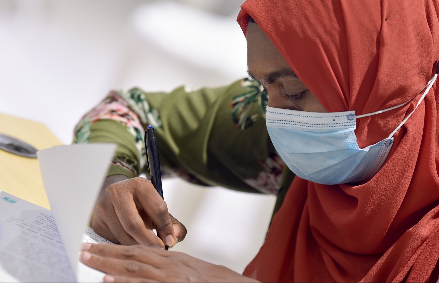 ހުޅުމާލެ- ޖުލައި 14، 2021: ހިޔާ މަޝްރޫއުގެ 25 ބުރީގެ 16 ޓަވަރުން ފްލެޓް ލިބުނު މީހަކު އެއްބަސްވުމުގައި ސޮއިކުރަނީ--. ފޮޓޯ: ނިޝާން އަލީ/މިހާރު