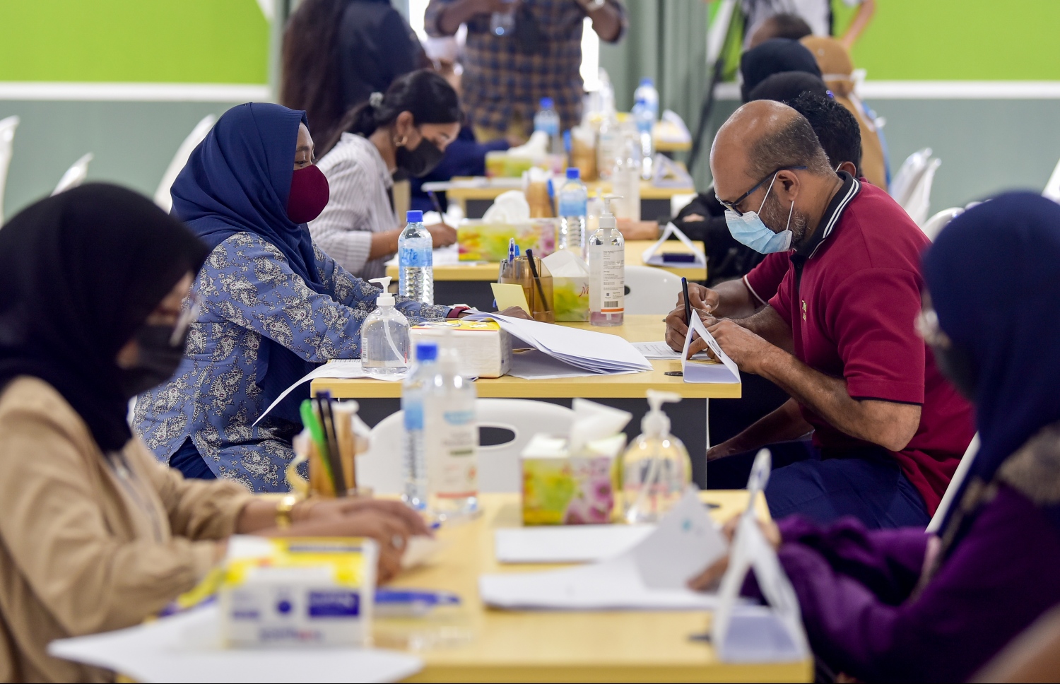 ހުޅުމާލެ- ޖުލައި 14، 2021: ހިޔާ މަޝްރޫއުގެ 25 ބުރީގެ 16 ޓަވަރުން ފްލެޓް ލިބުނު މީހުން އެއްބަސްވުމުގައި ސޮއިކުރަނީ--. ފޮޓޯ: ނިޝާން އަލީ/މިހާރު