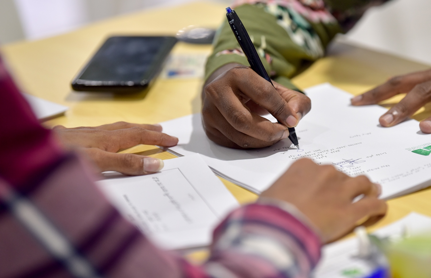 ހުޅުމާލެ- ޖުލައި 14، 2021: ހިޔާ މަޝްރޫއުގެ 25 ބުރީގެ 16 ޓަވަރުން ފްލެޓް ލިބުނު މީހުން އެއްބަސްވުމުގައި ސޮއިކުރަނީ--. ފޮޓޯ: ނިޝާން އަލީ/މިހާރު