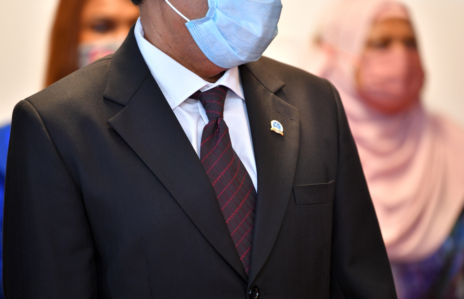 އުއްތަމަ ފަނޑިޔާރު މުއުތަސިމް އަދުދާން، ފޮރިން މިނިސްޓްރީގެ މުވައްޒަފުން އެމަނިކުފާނަށް ވެދުމަކަށް އެރުވީ ޓައީ ތުރުކުރައްވައިގެން.-- ފޮޓޯ: ރައީސް އޮފީސް