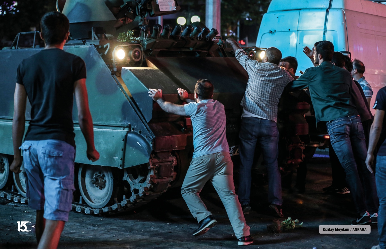 ތުރުކީގެ ބަޣާވާތާ ދެކޮޅަށް ރައްޔިތުން ނުކުމެ ދެކޮޅުވެރިކަން ދައްކަނީ